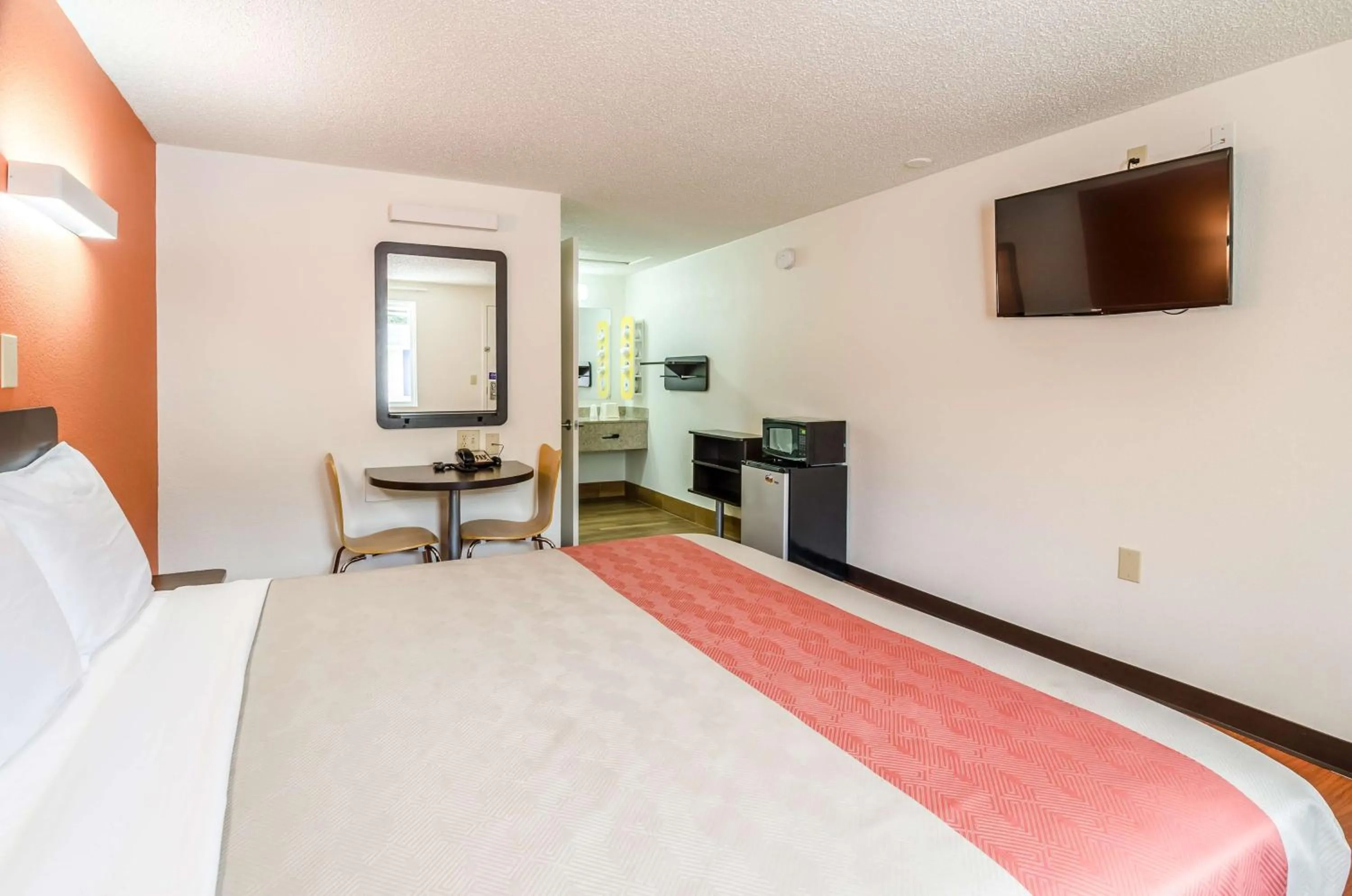 TV and multimedia, Bed in Motel 6-Troutville, VA