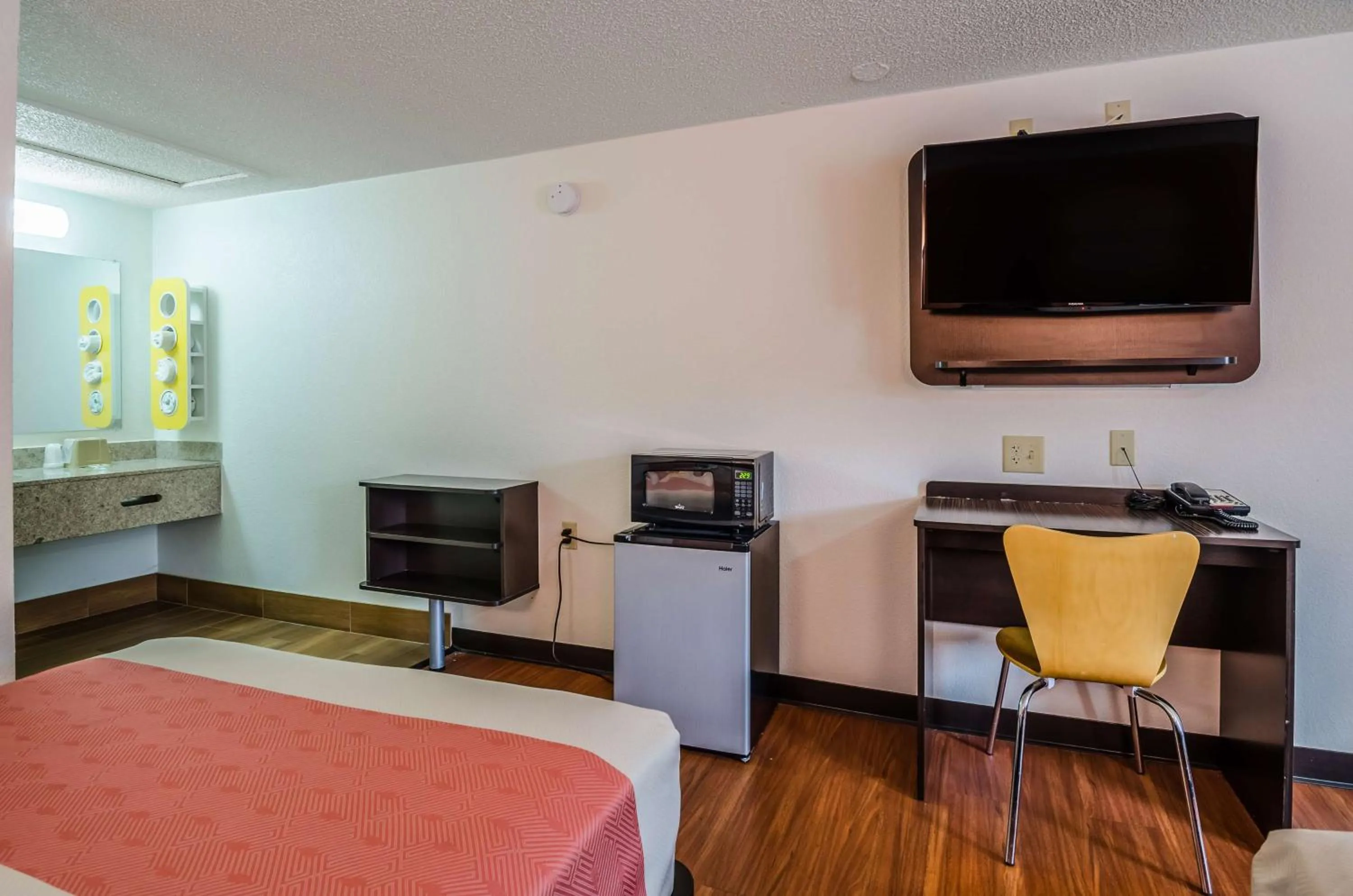 TV and multimedia, Bed in Motel 6-Troutville, VA