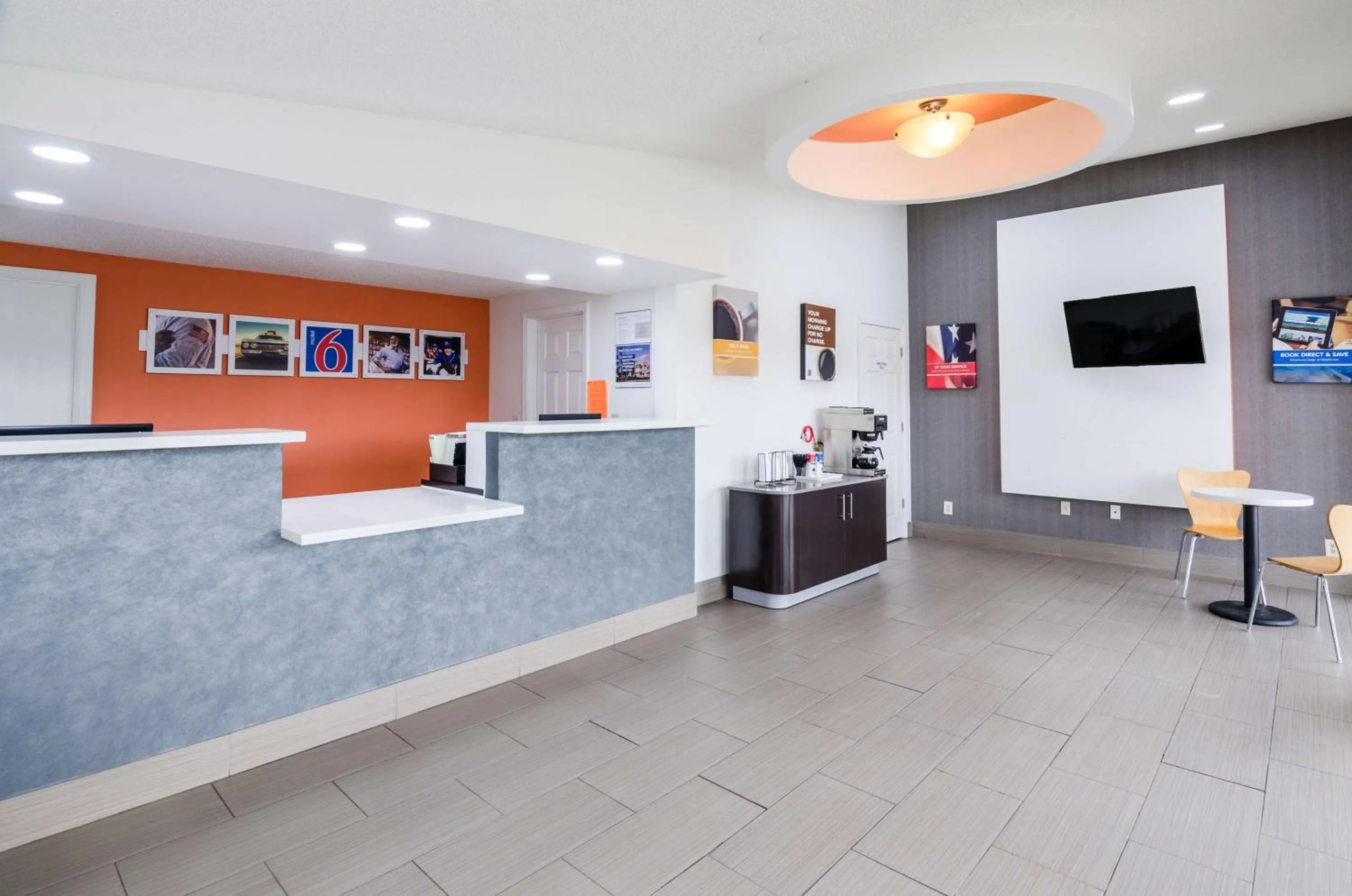 Communal lounge/ TV room in Motel 6-Troutville, VA