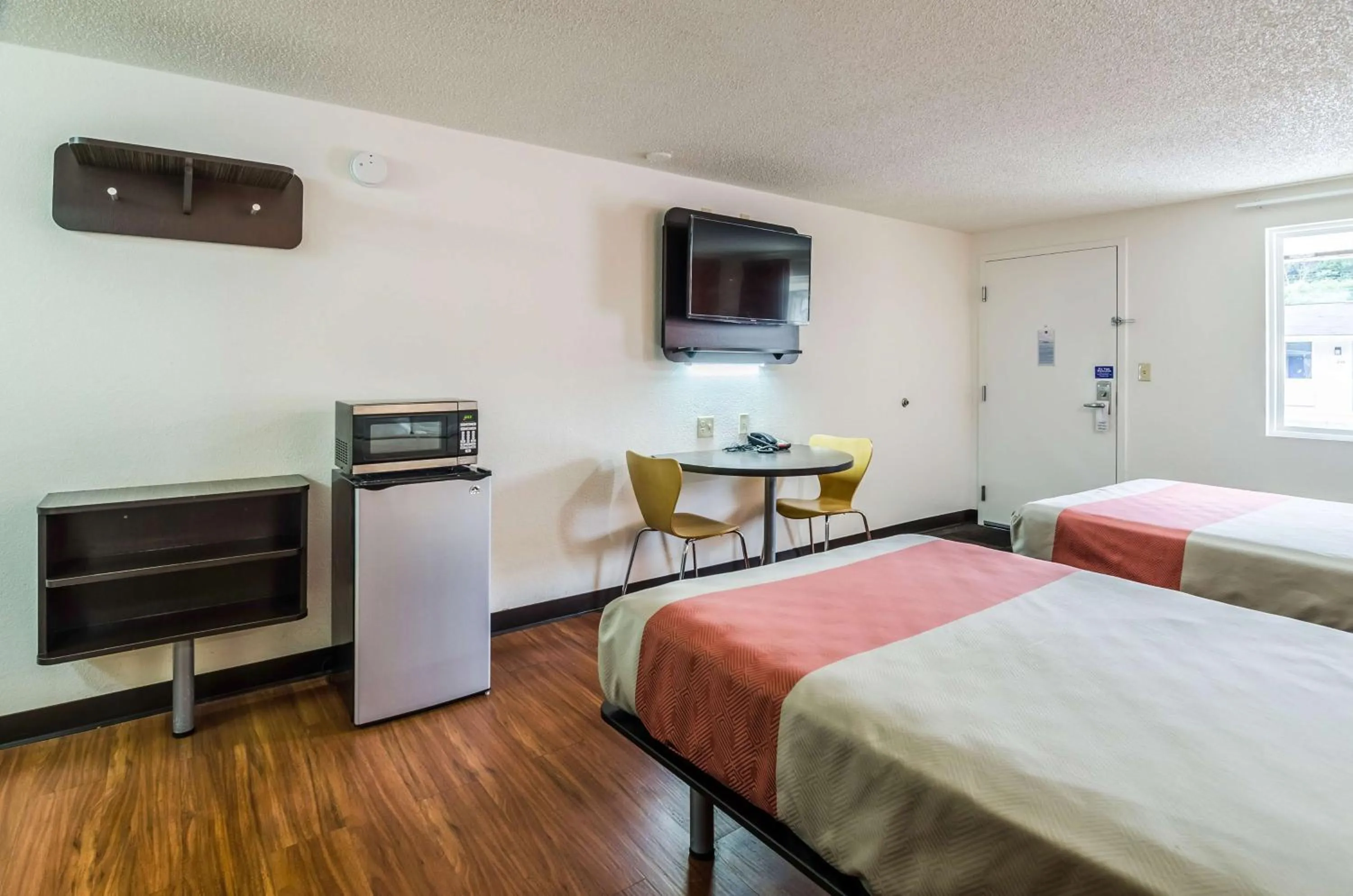 TV and multimedia, Bed in Motel 6-Troutville, VA