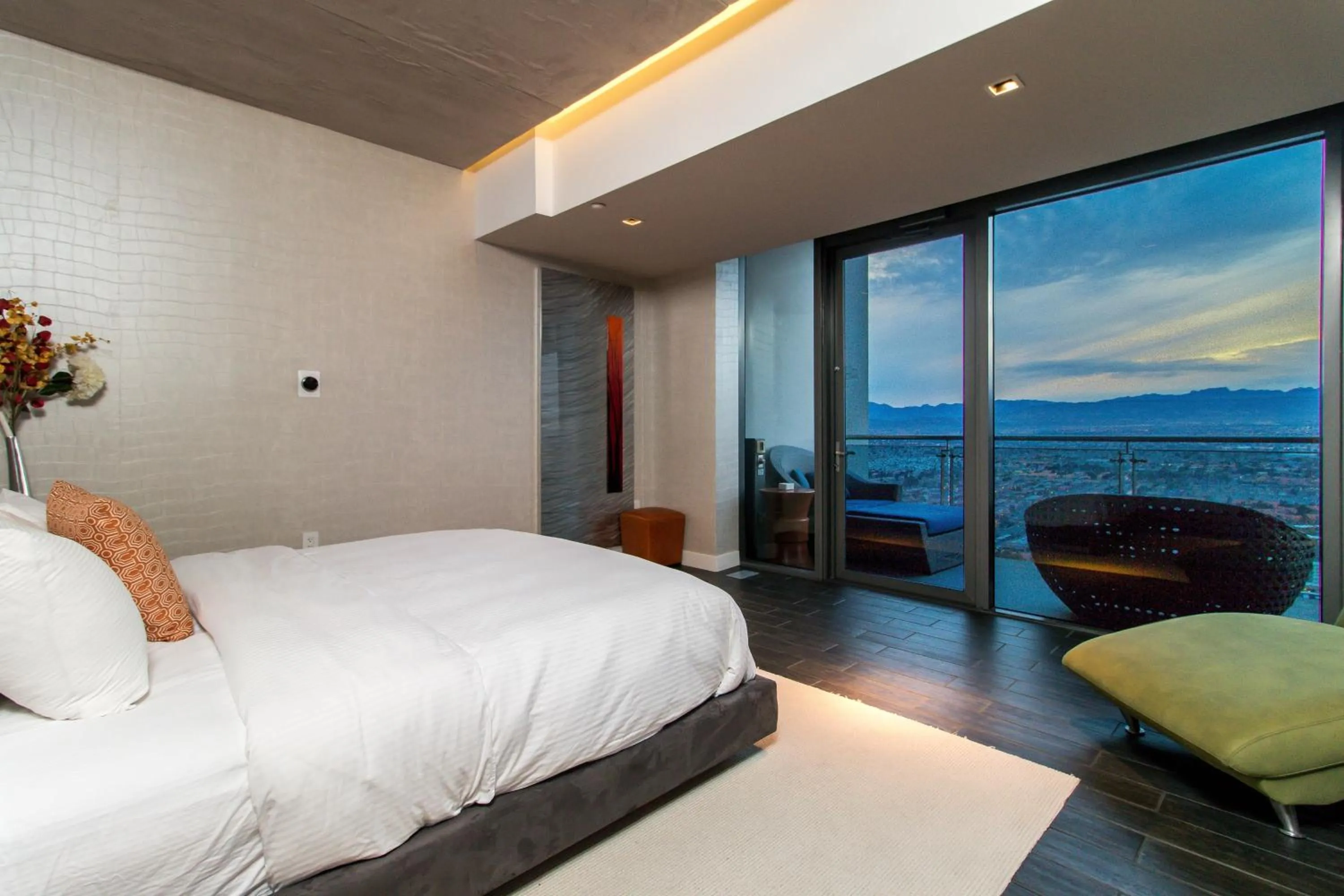 Bed in Romance Phenthouse at Palms Place