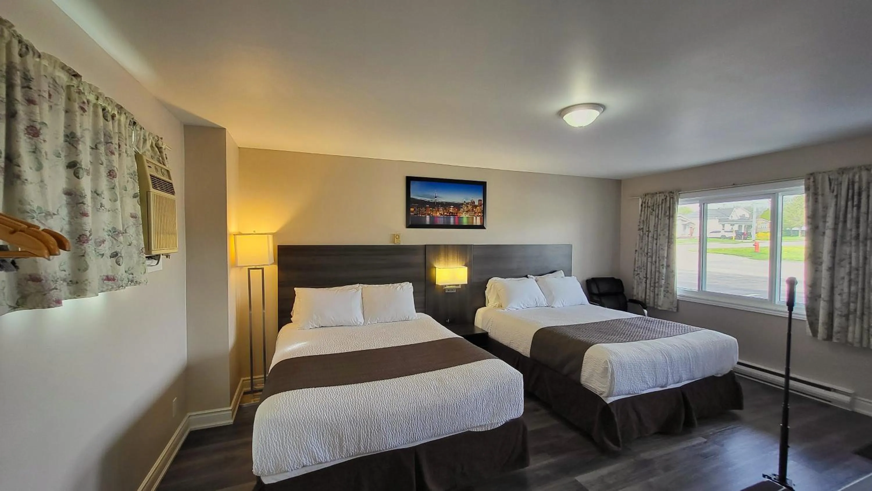 Bed in Maple Leaf Inn & Suites