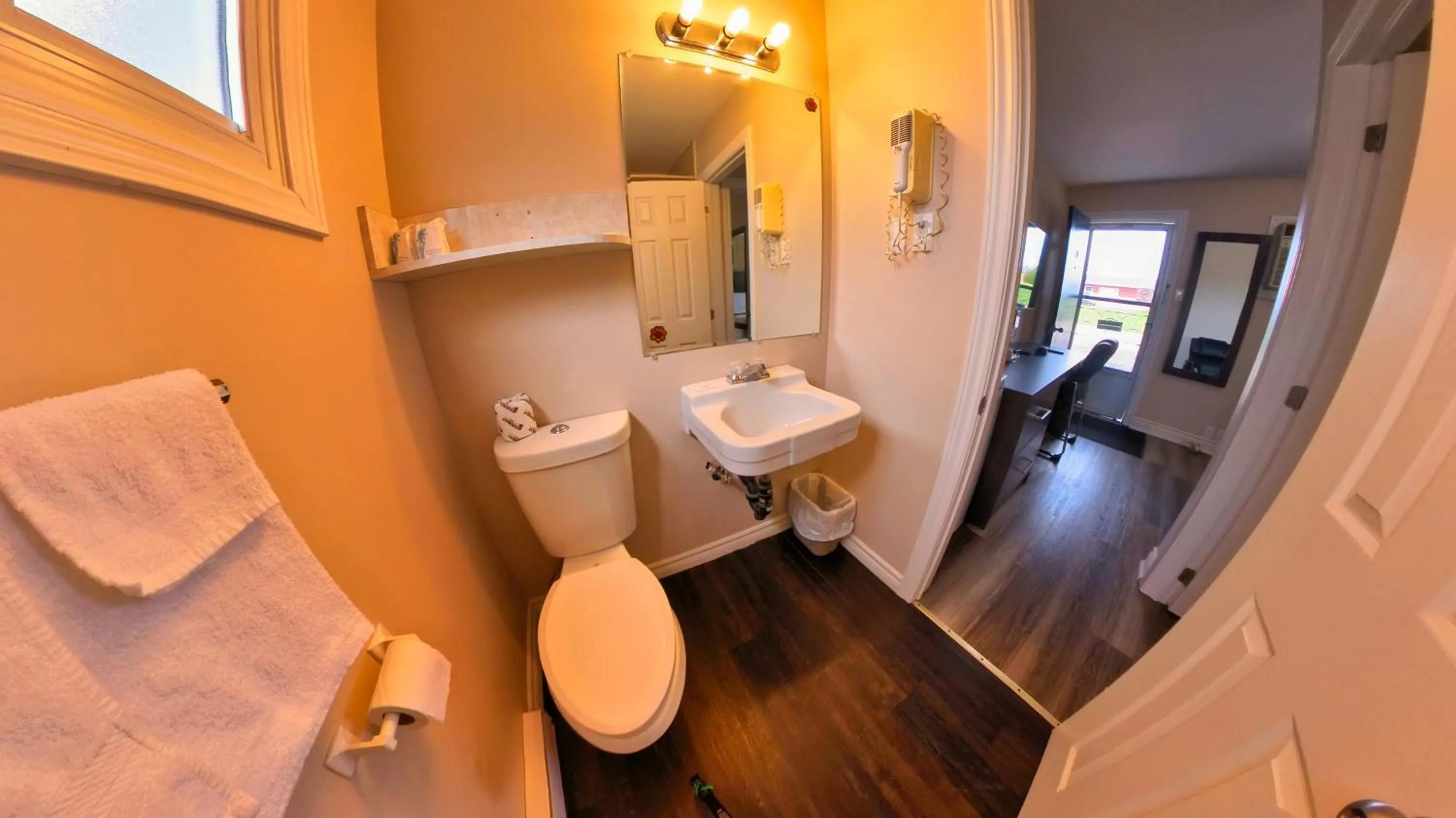 Maple Leaf Inn & Suites