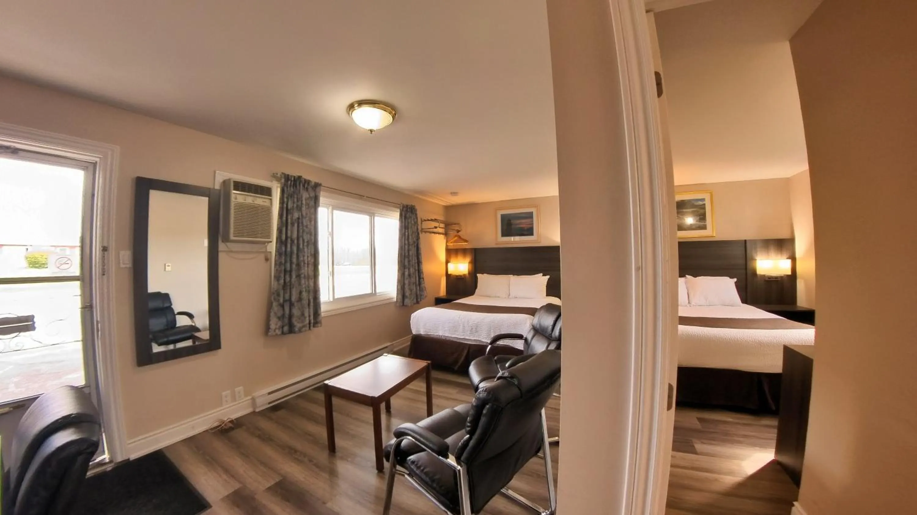 Bed in Maple Leaf Inn & Suites