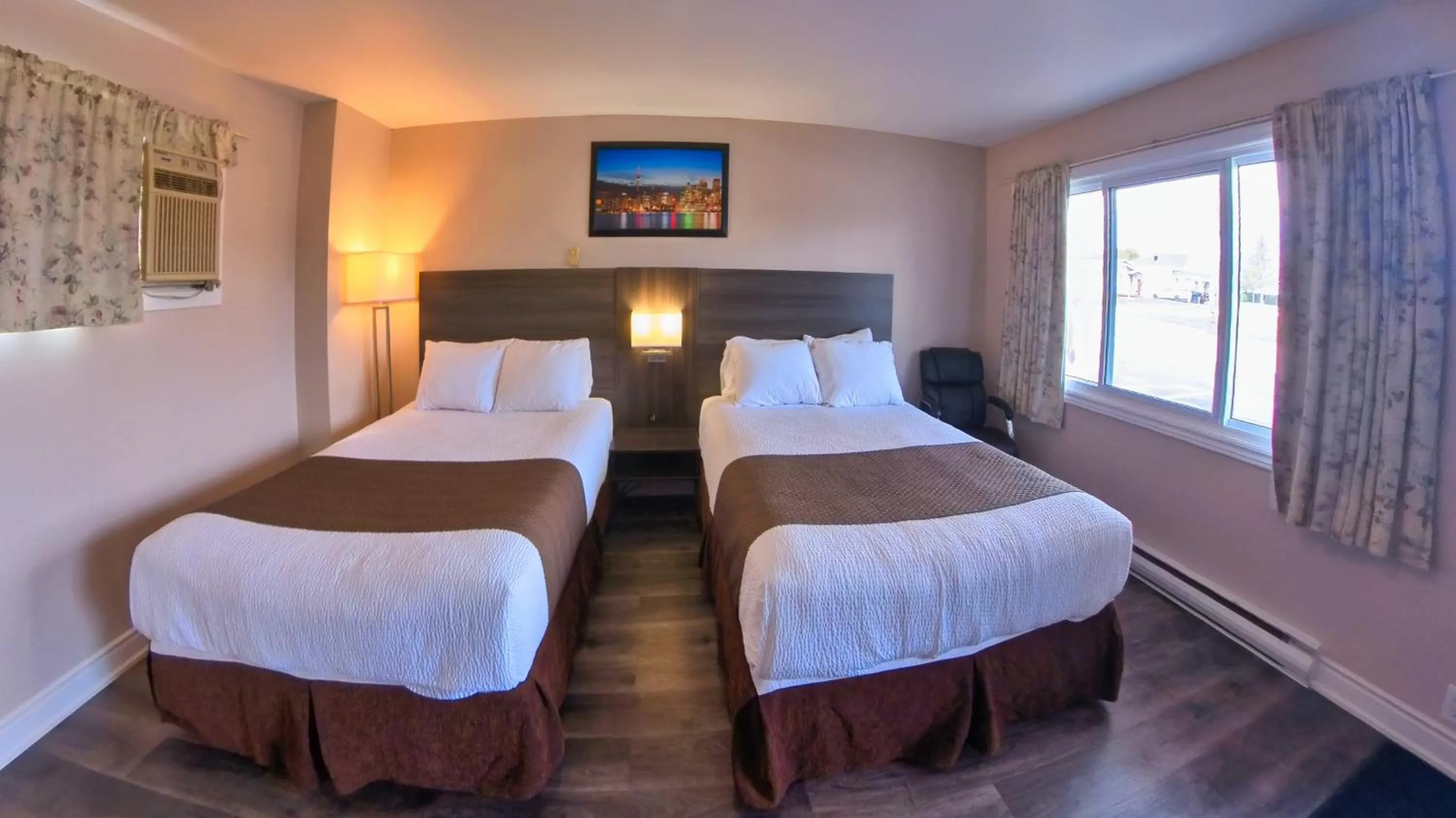 Bed in Maple Leaf Inn & Suites