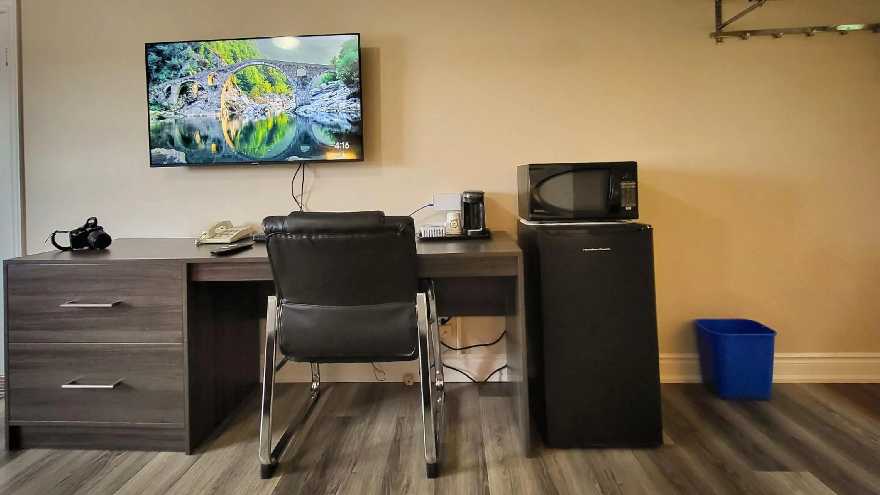 Maple Leaf Inn & Suites