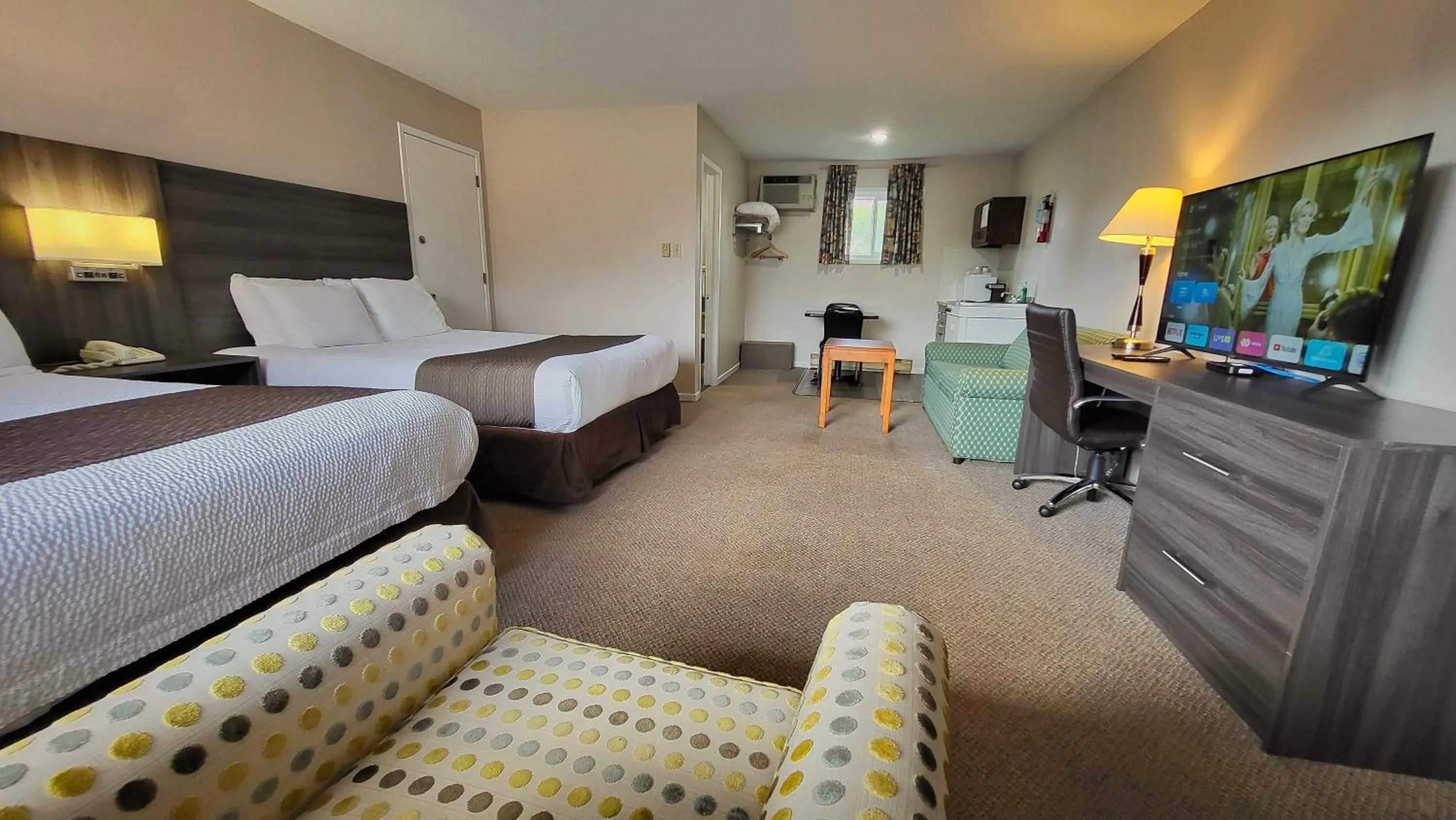 Bed in Maple Leaf Inn & Suites