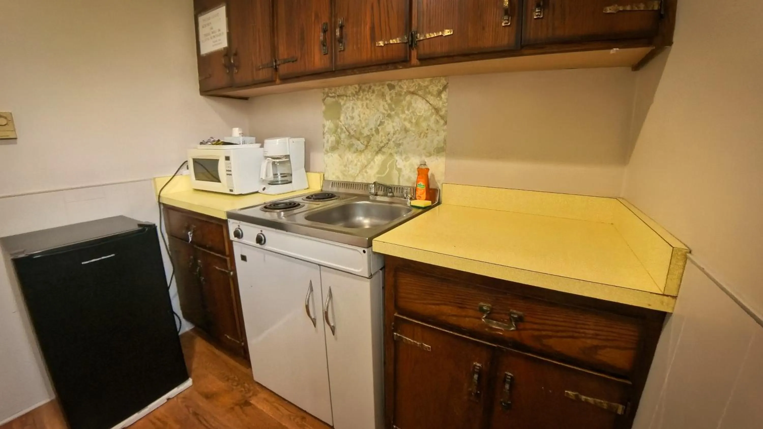 Maple Leaf Inn & Suites