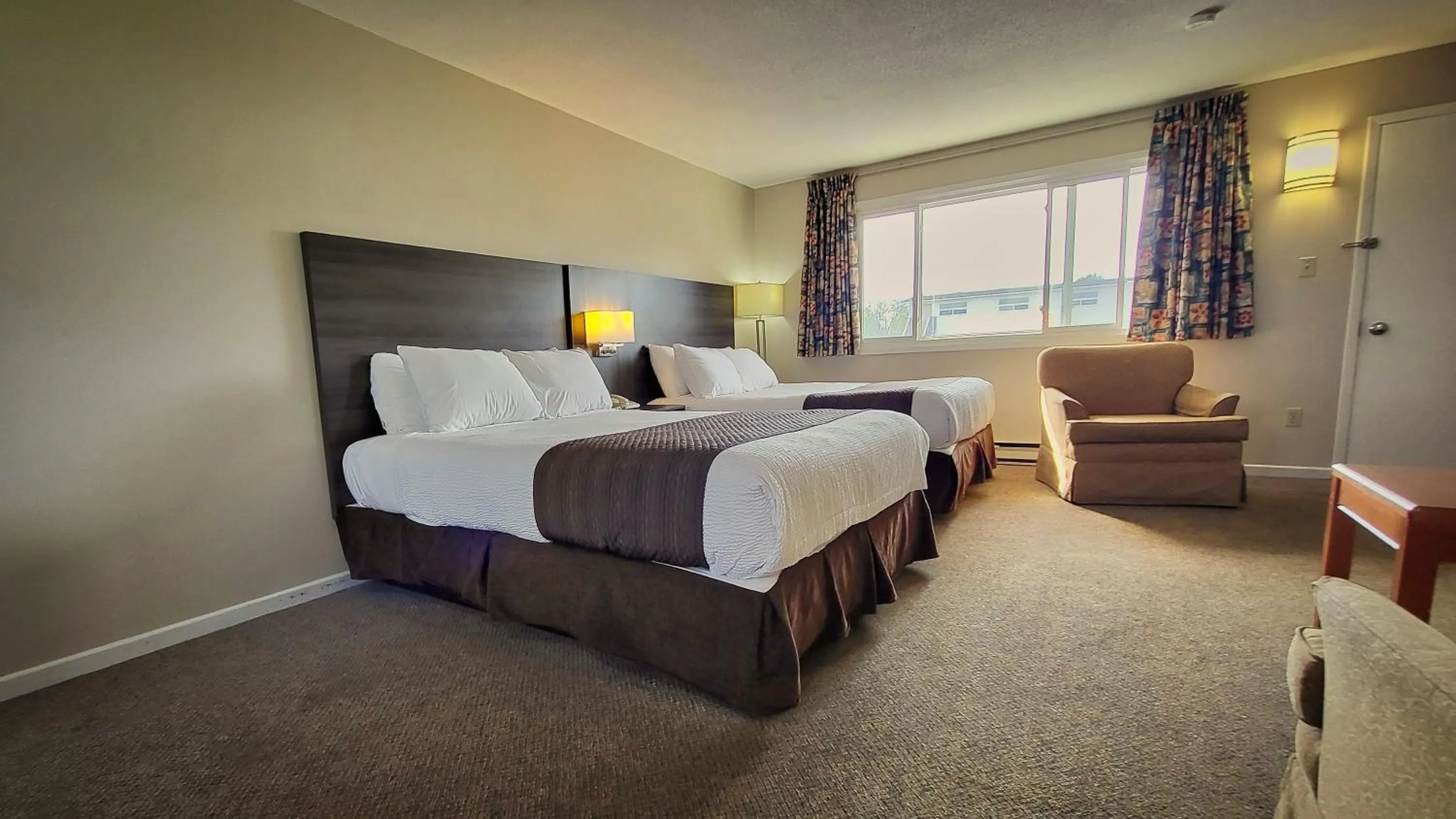 Bed in Maple Leaf Inn & Suites