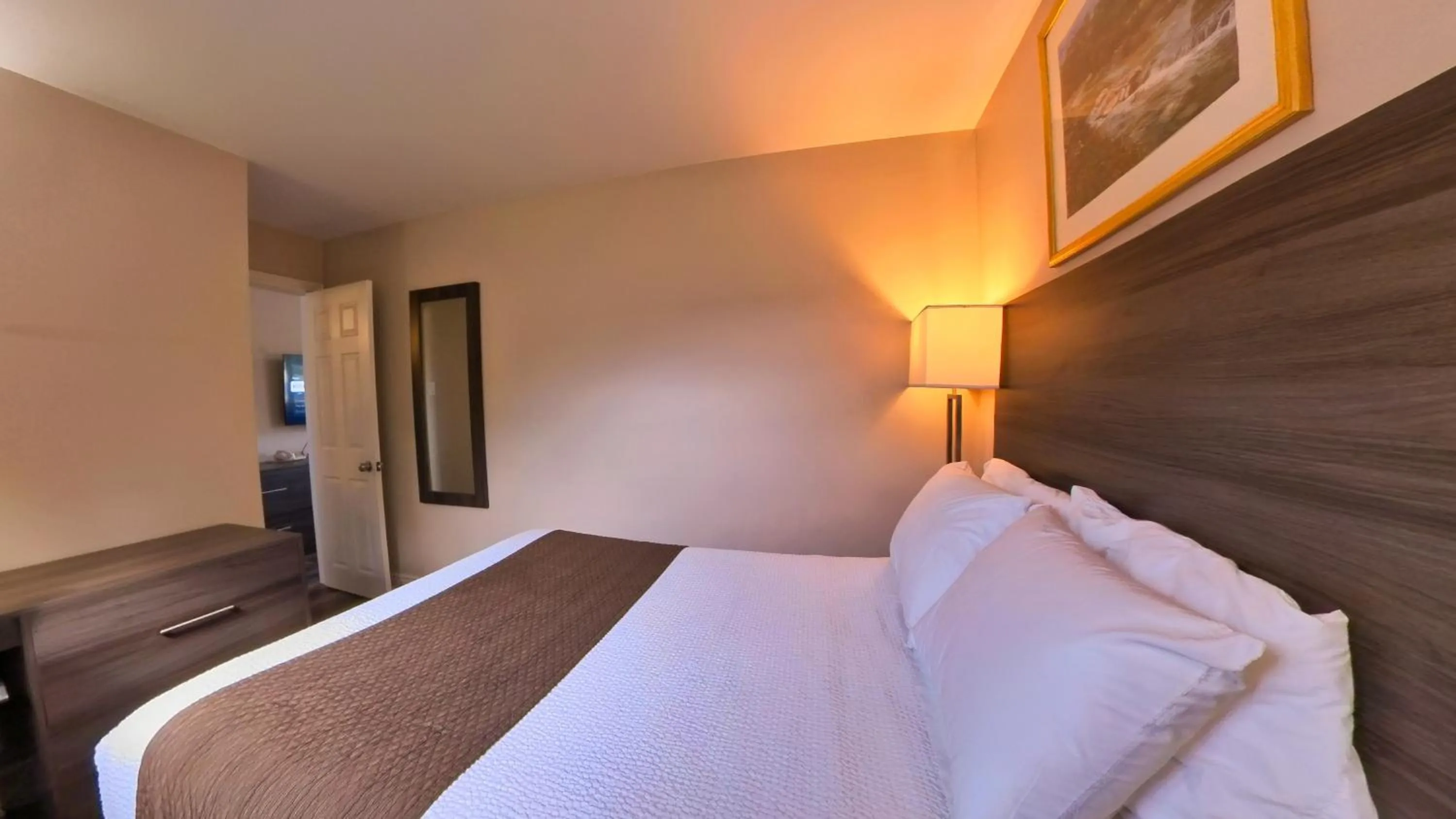 Bed in Maple Leaf Inn & Suites