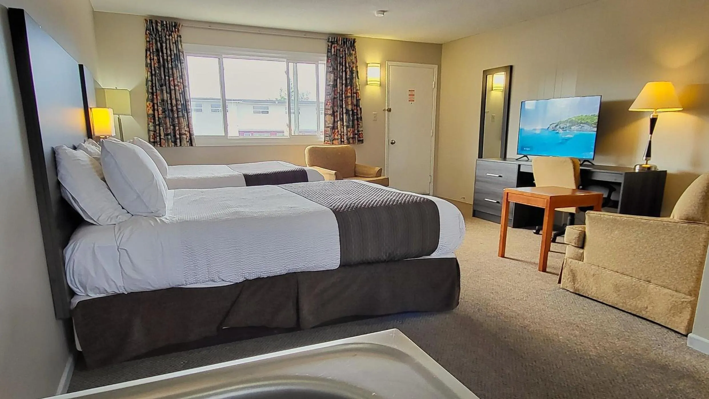 Bed in Maple Leaf Inn & Suites