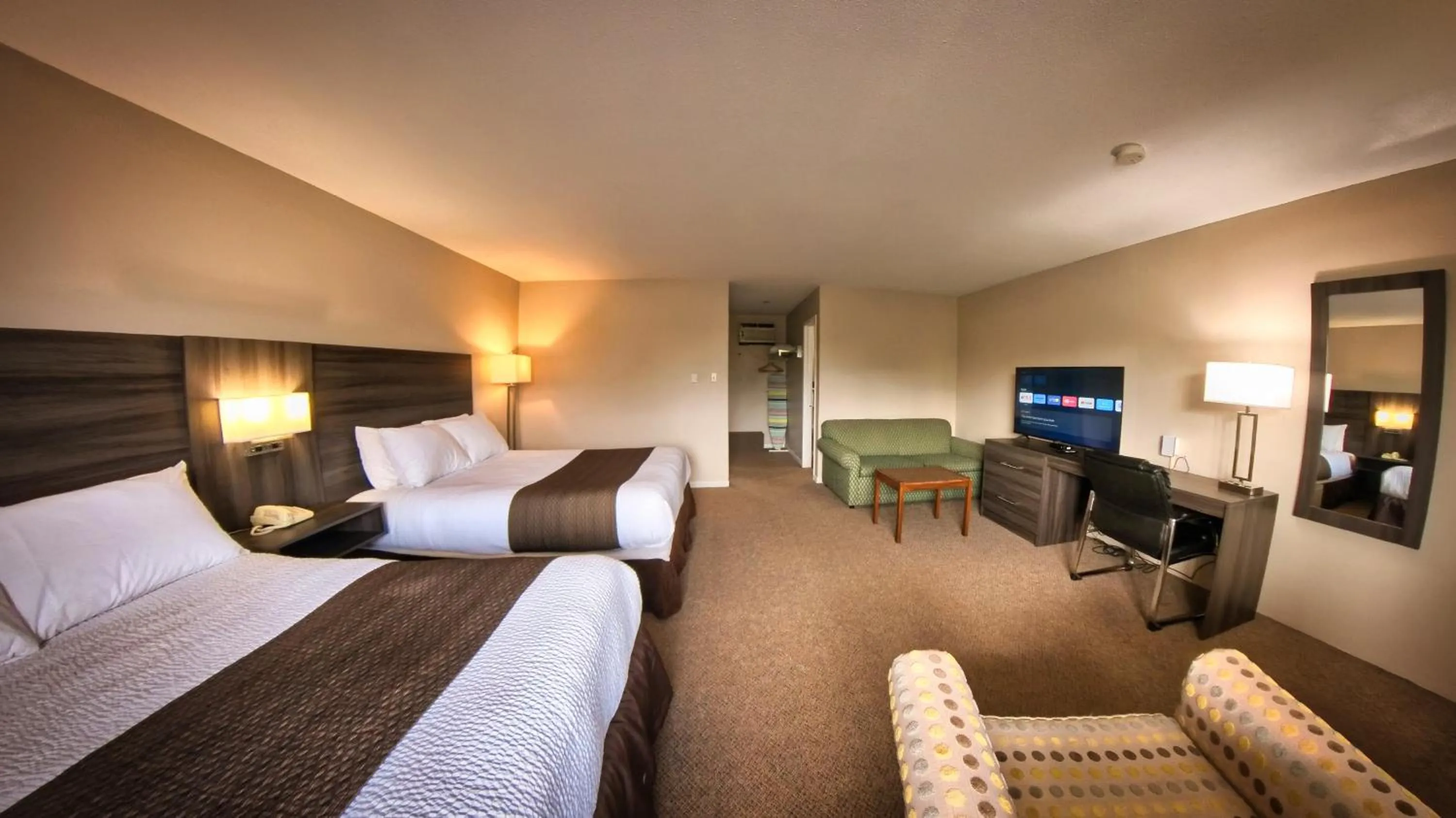 Bed in Maple Leaf Inn & Suites