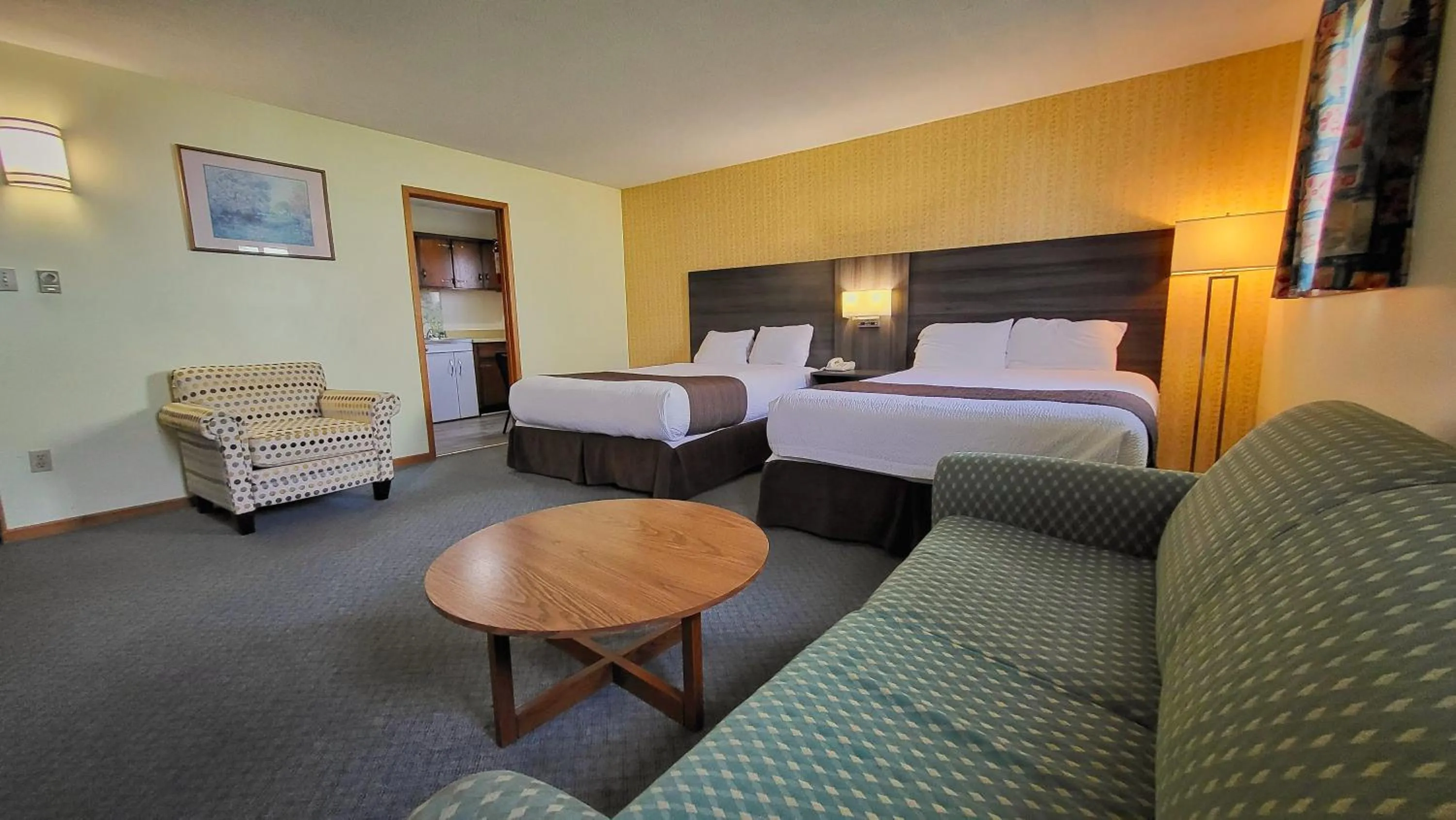 Bed in Maple Leaf Inn & Suites