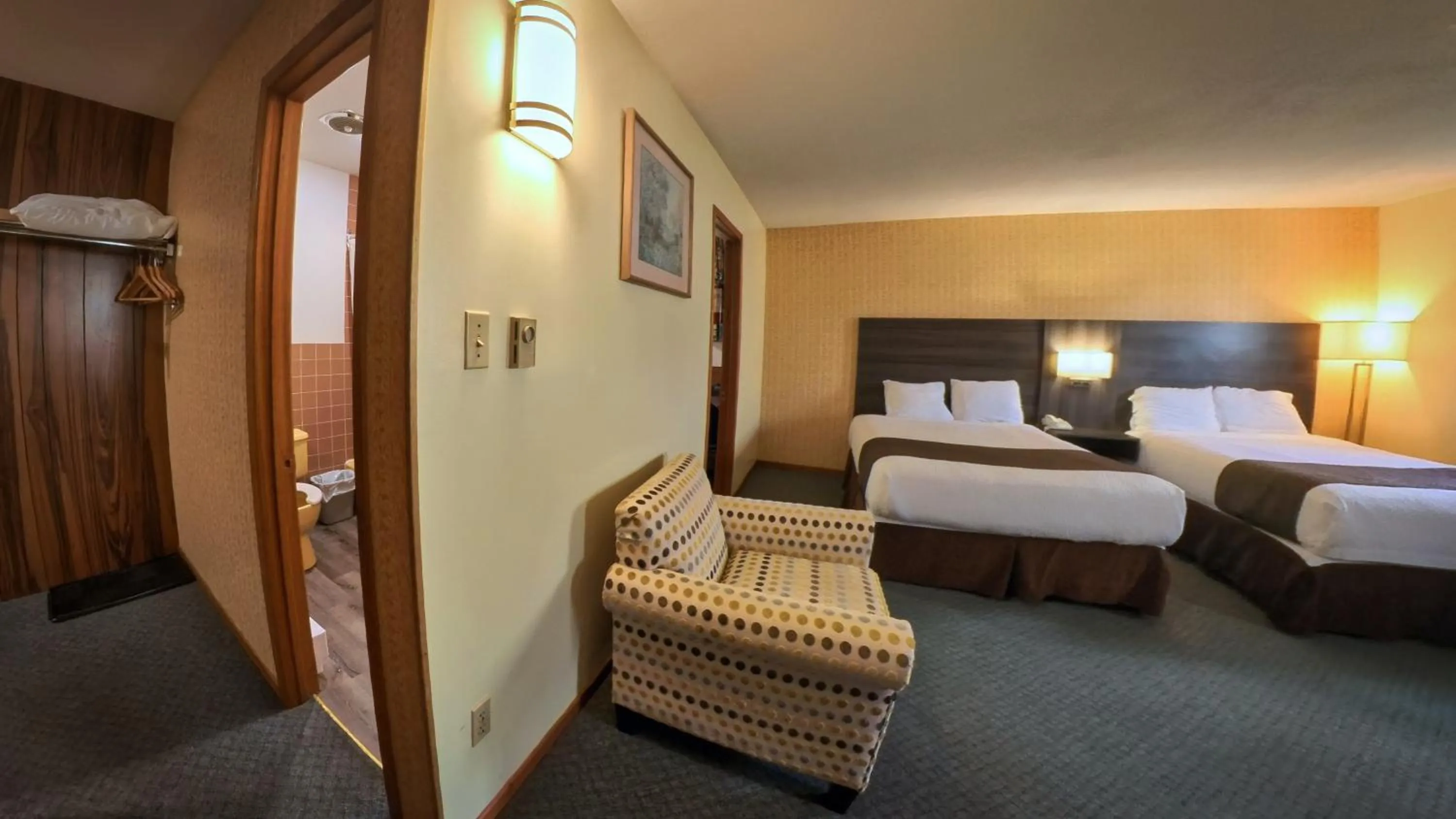 Bed in Maple Leaf Inn & Suites