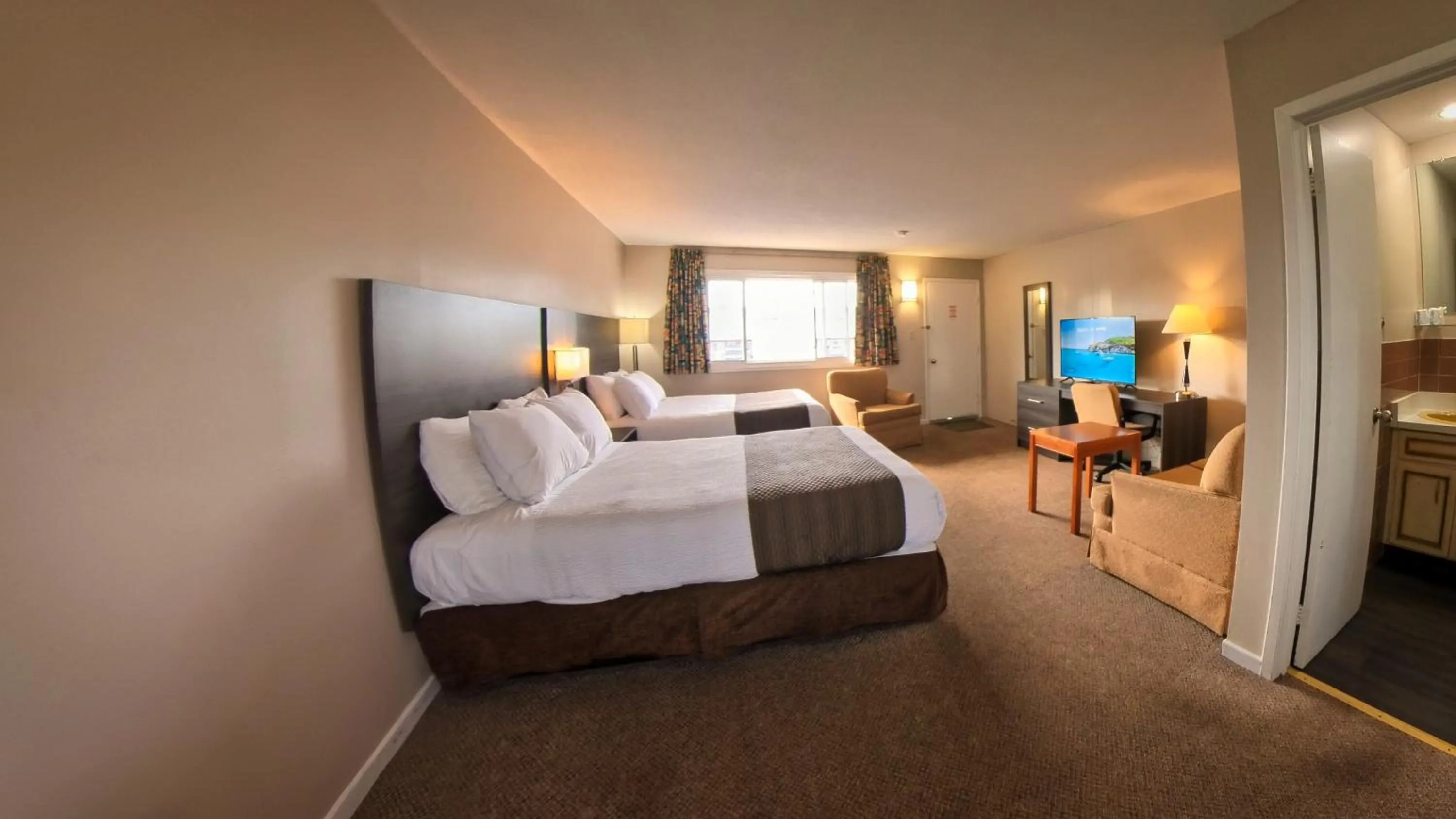 Bed in Maple Leaf Inn & Suites