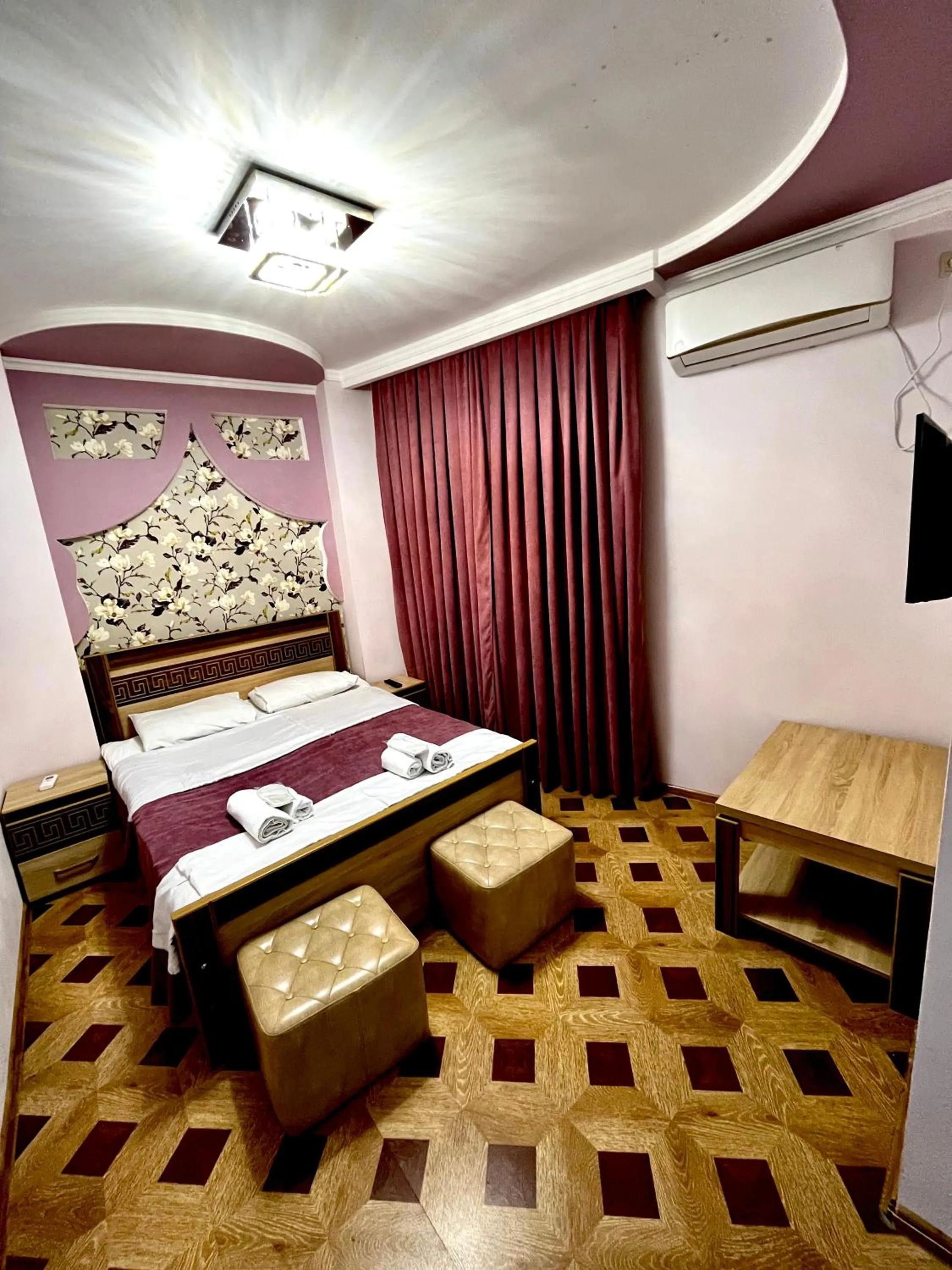 Shower, Bed in Georgian Palace Hotel