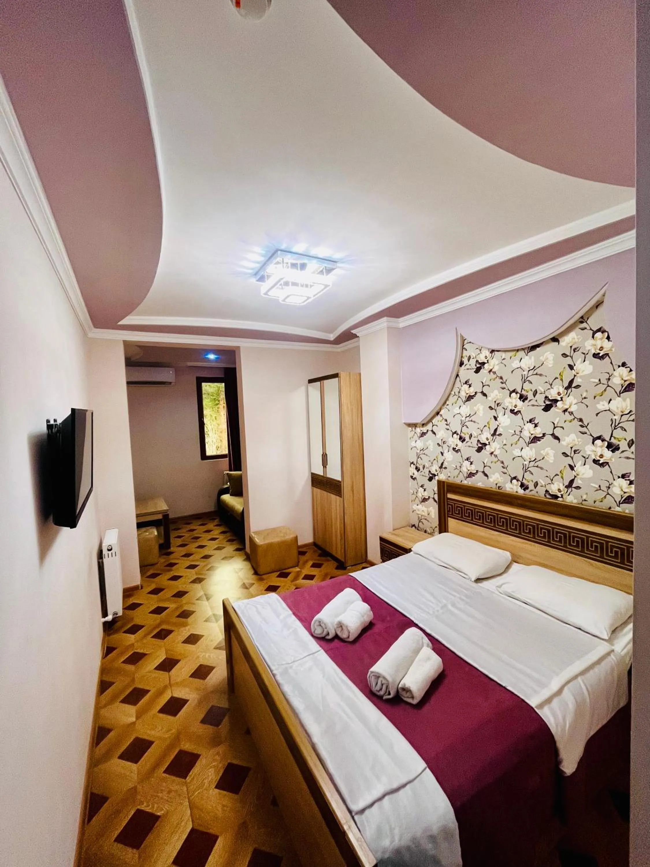 Shower, Bed in Georgian Palace Hotel