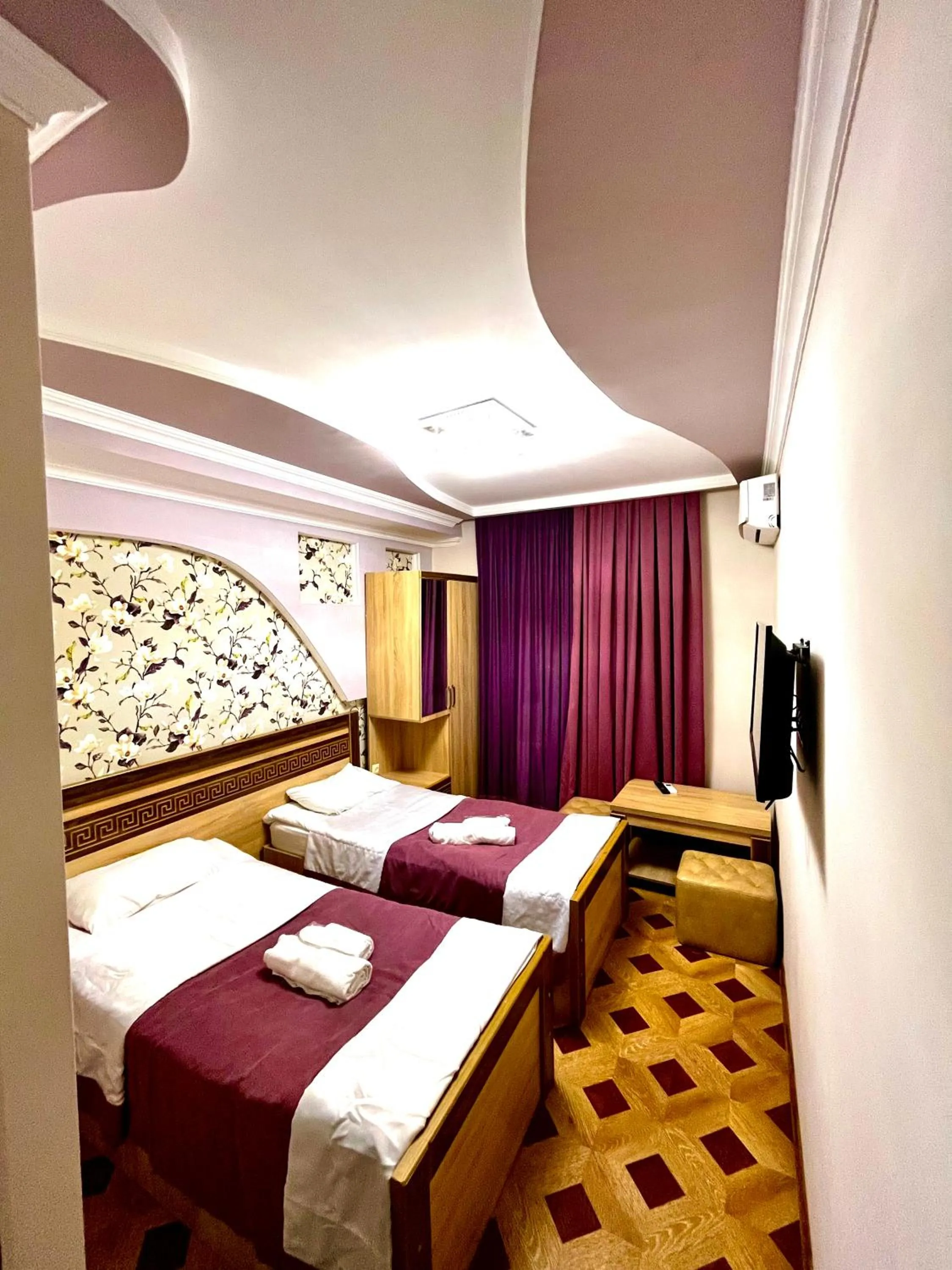 Toilet, Bed in Georgian Palace Hotel