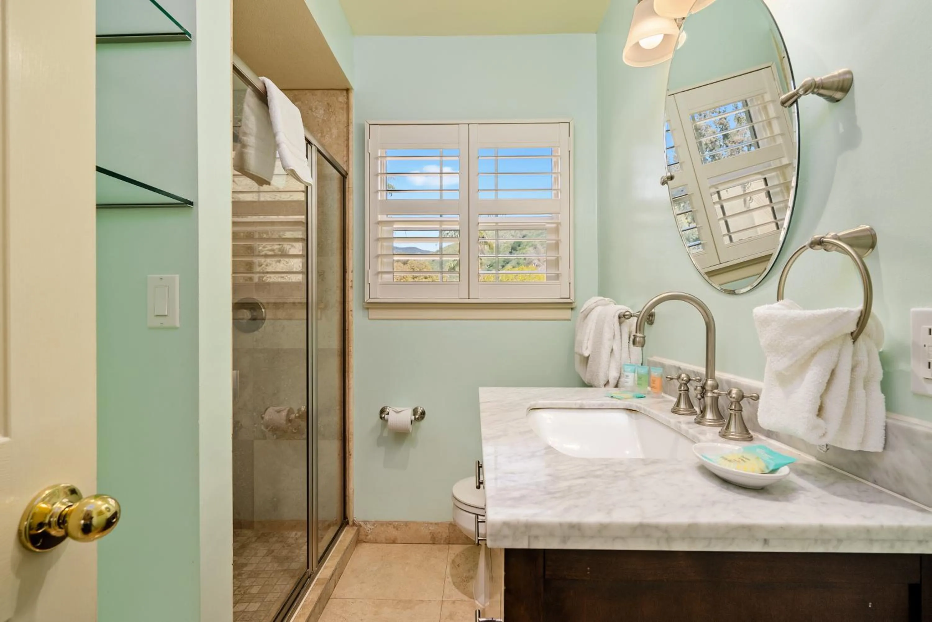 Shower in Apple Farm Inn