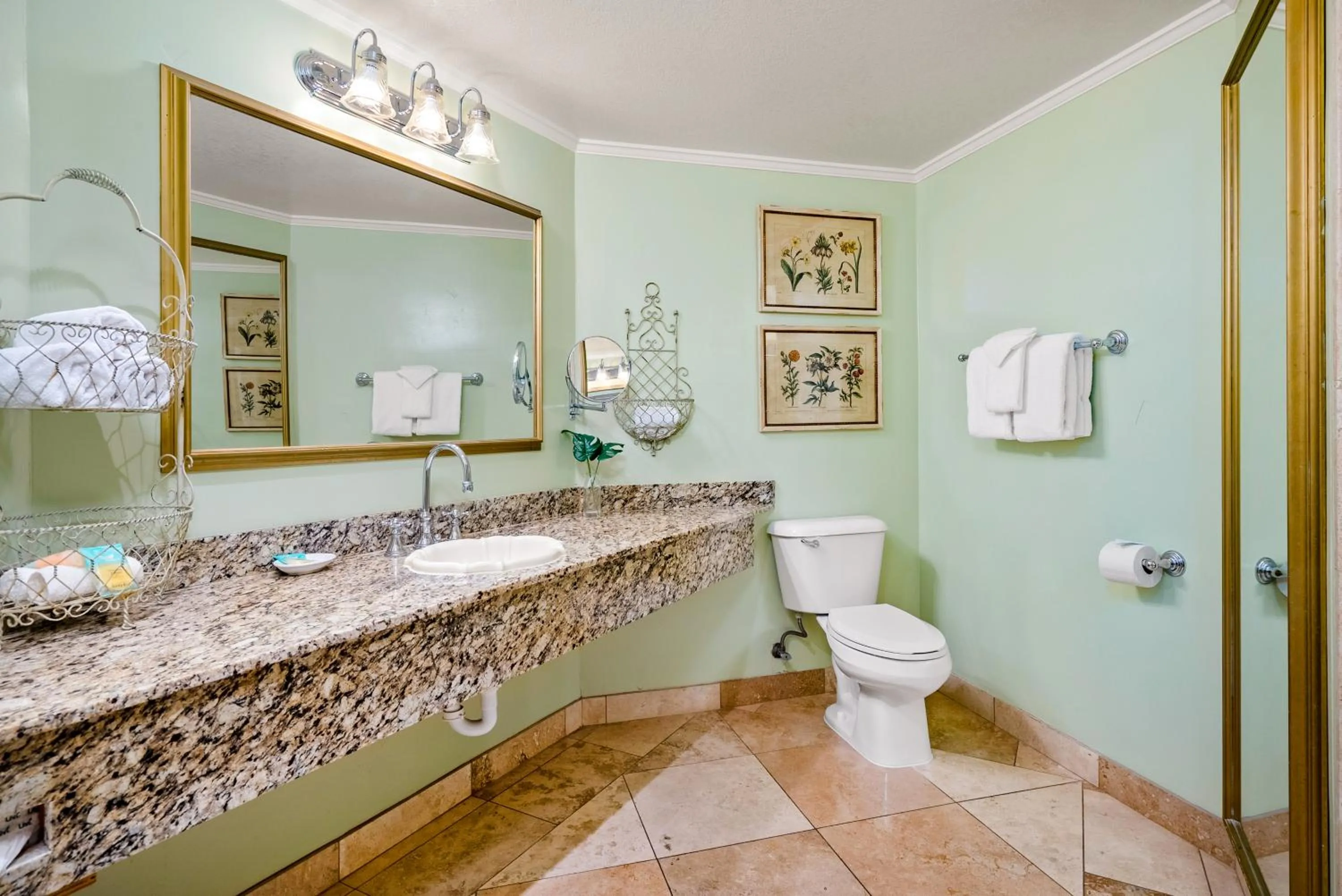 Bathroom in Apple Farm Inn