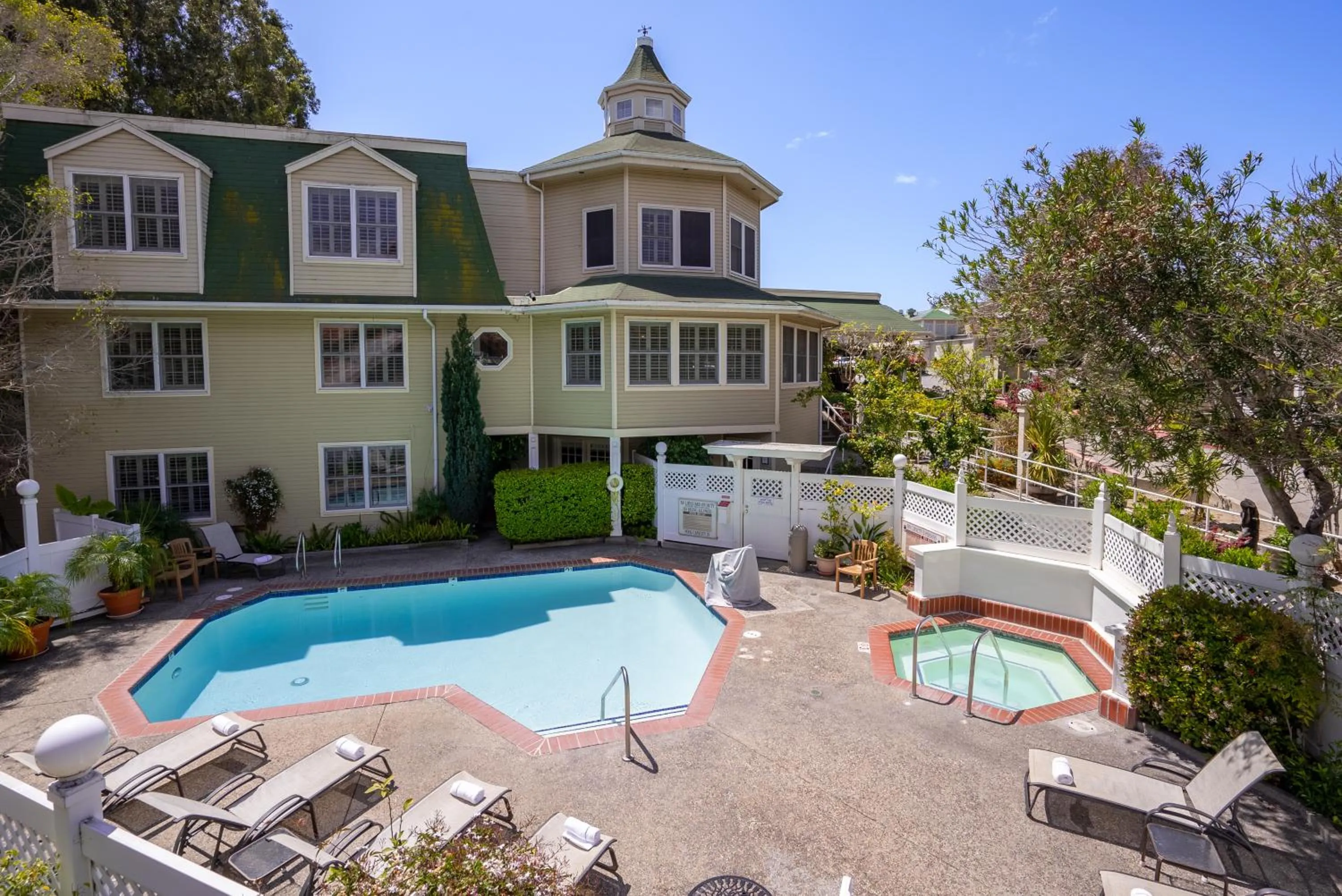 Swimming pool in Apple Farm Inn