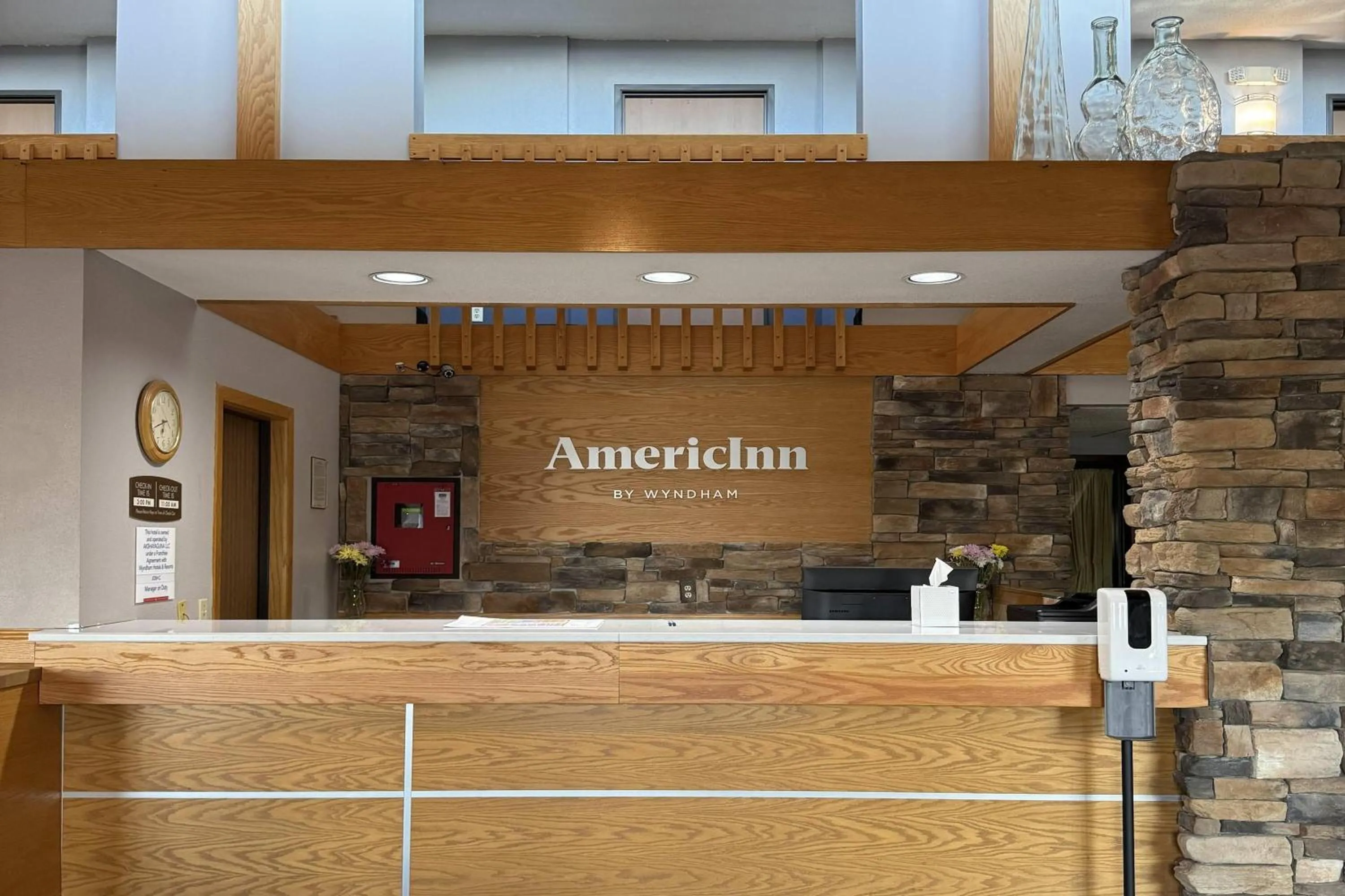 Lobby or reception in AmericInn by Wyndham Sioux Falls