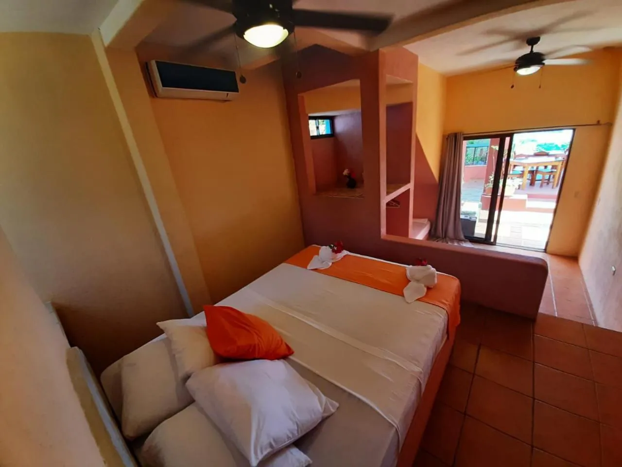 Photo of the whole room, Bed in El Jardin