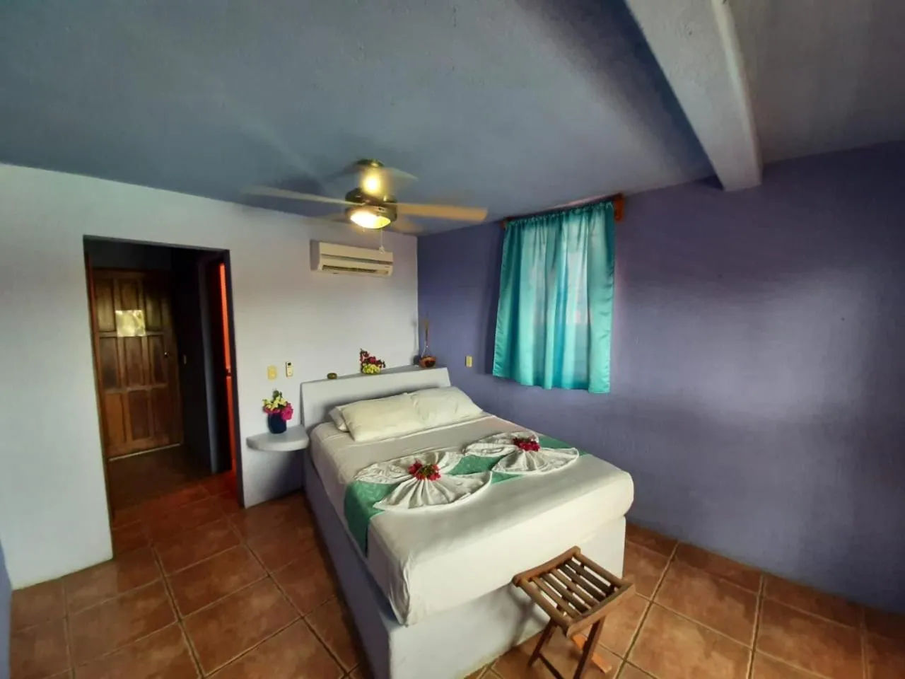 Photo of the whole room in El Jardin