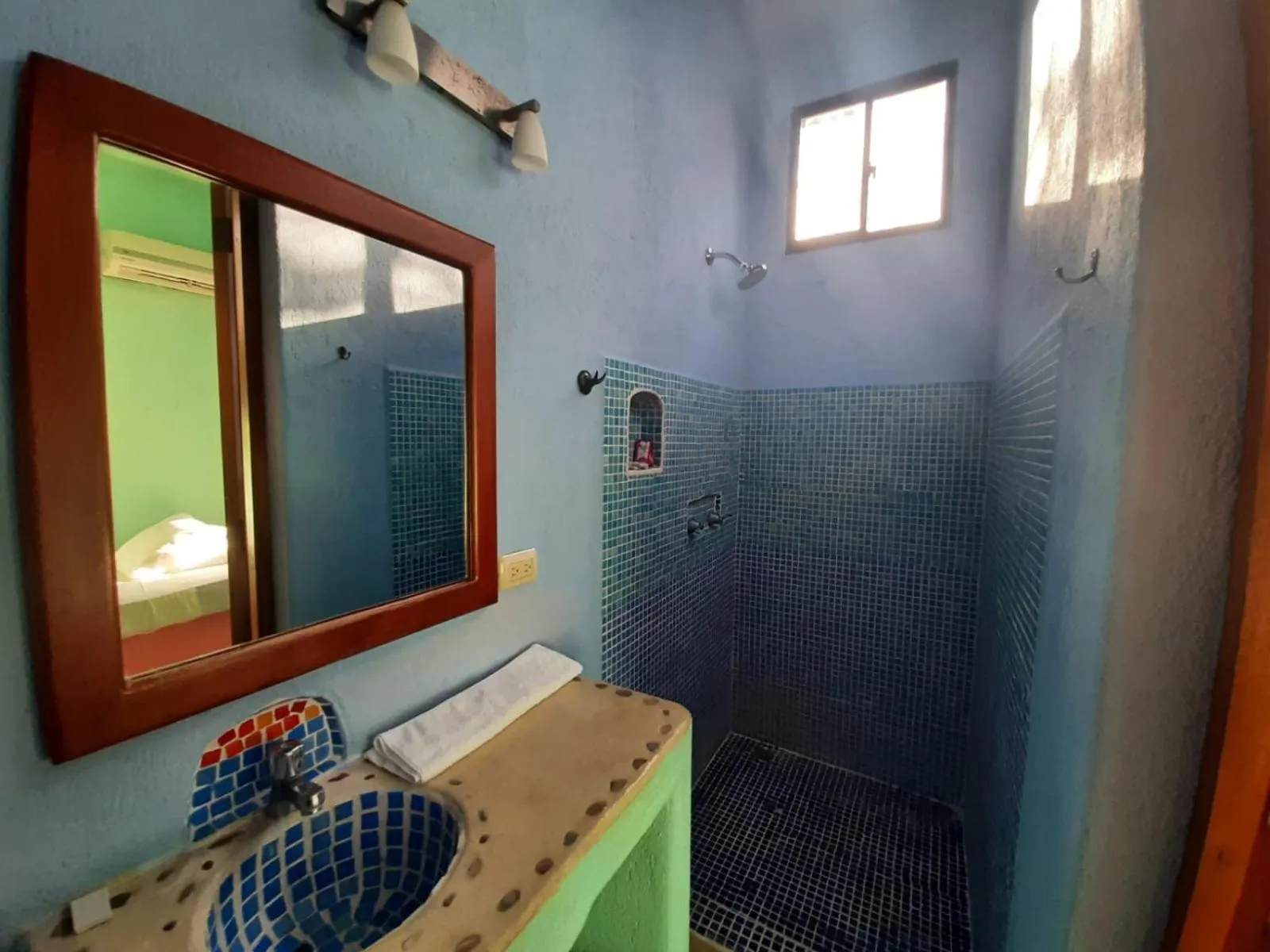 Bathroom, Bed in El Jardin