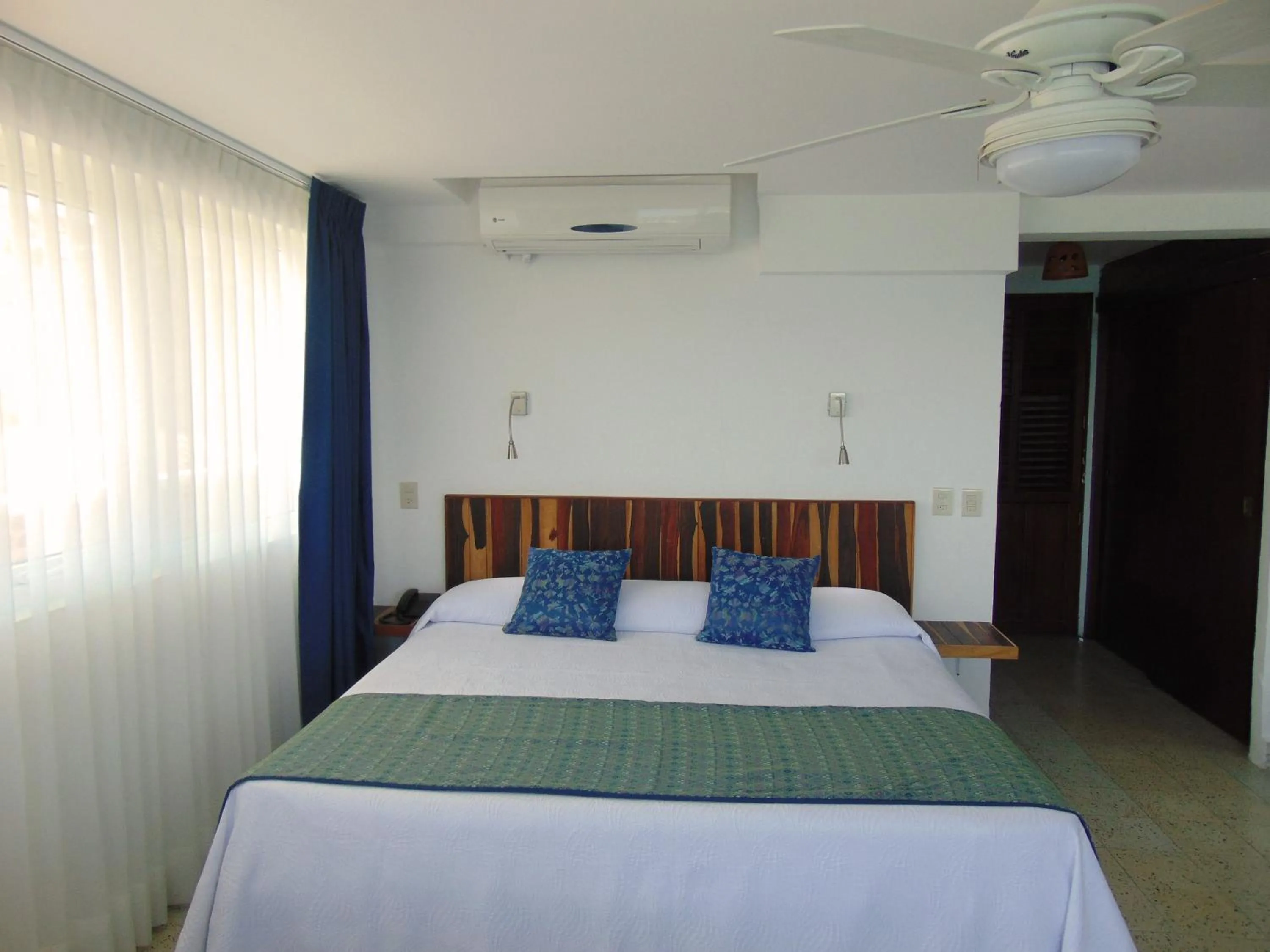 Property building, Bed in Hotel Rosita