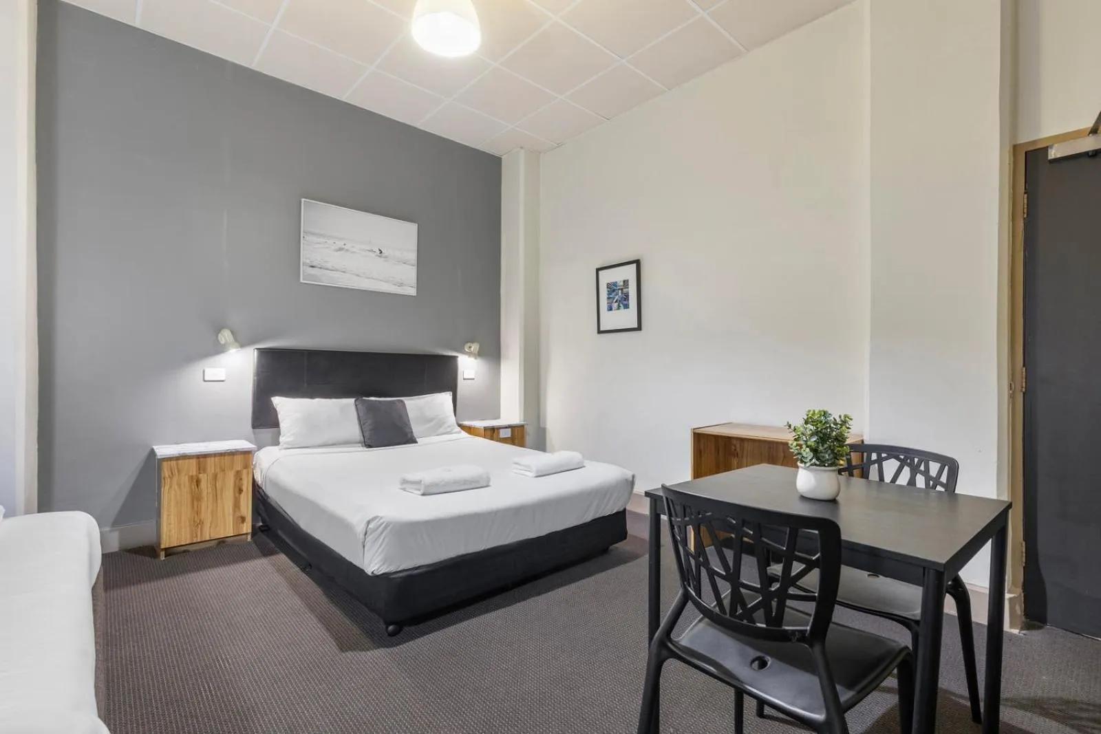 Photo of the whole room, Bed in Adelaide Paringa