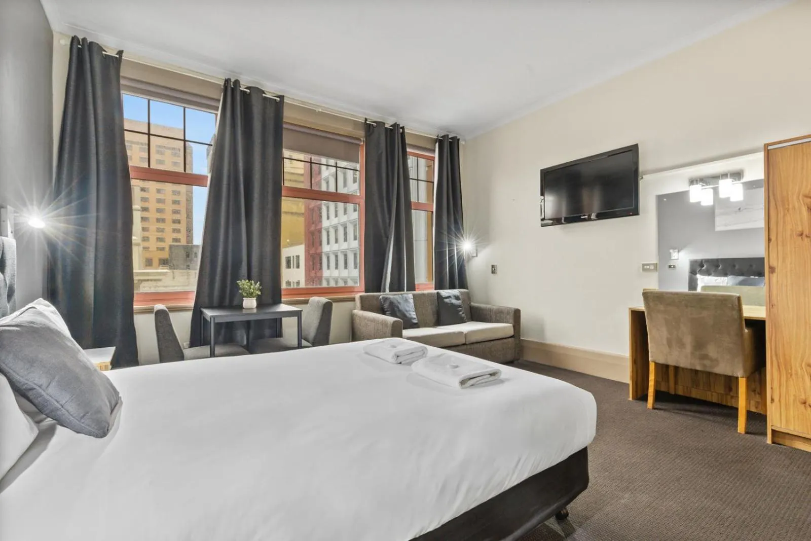 Photo of the whole room, Bed in Adelaide Paringa