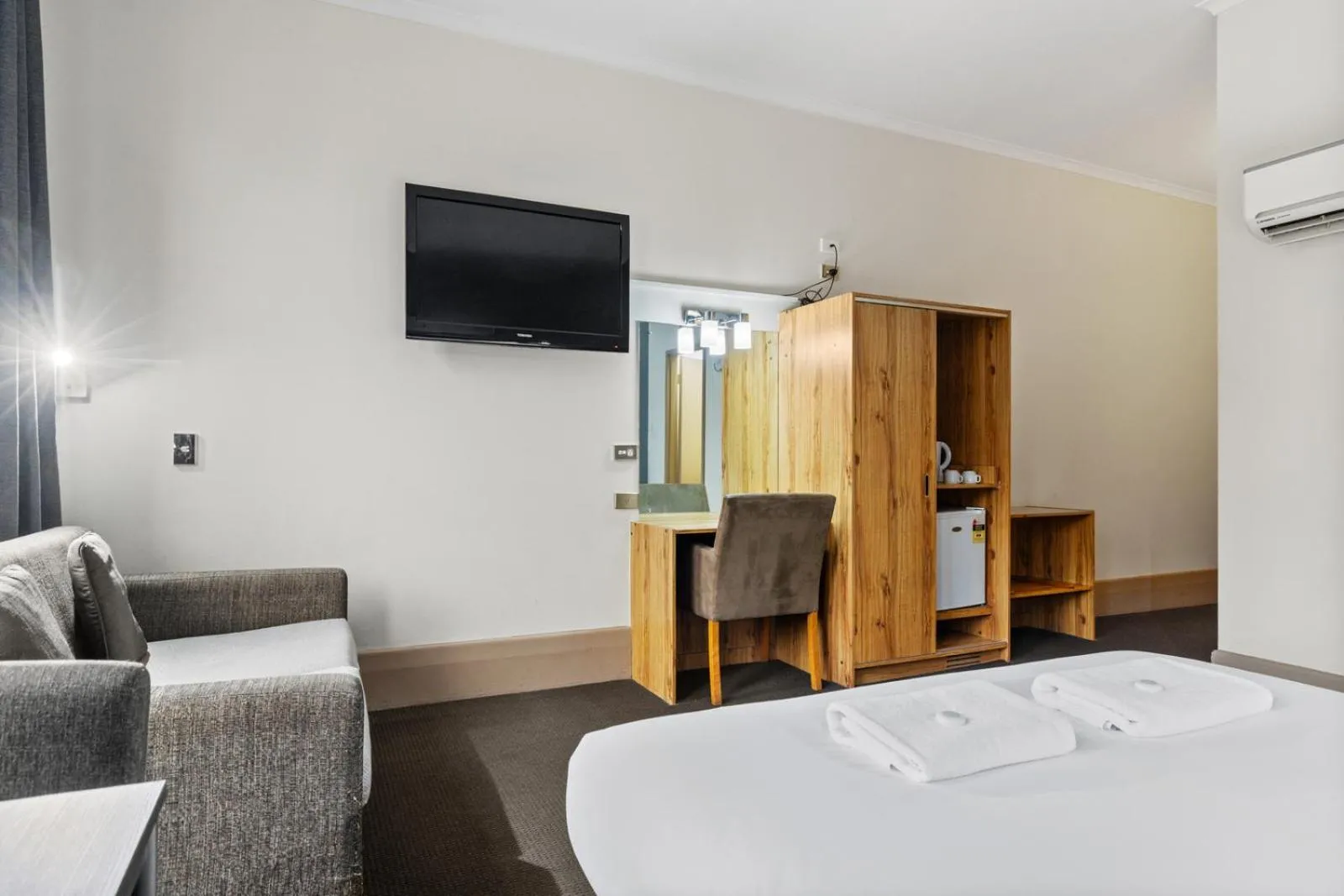 wardrobe, Bed in Adelaide Paringa