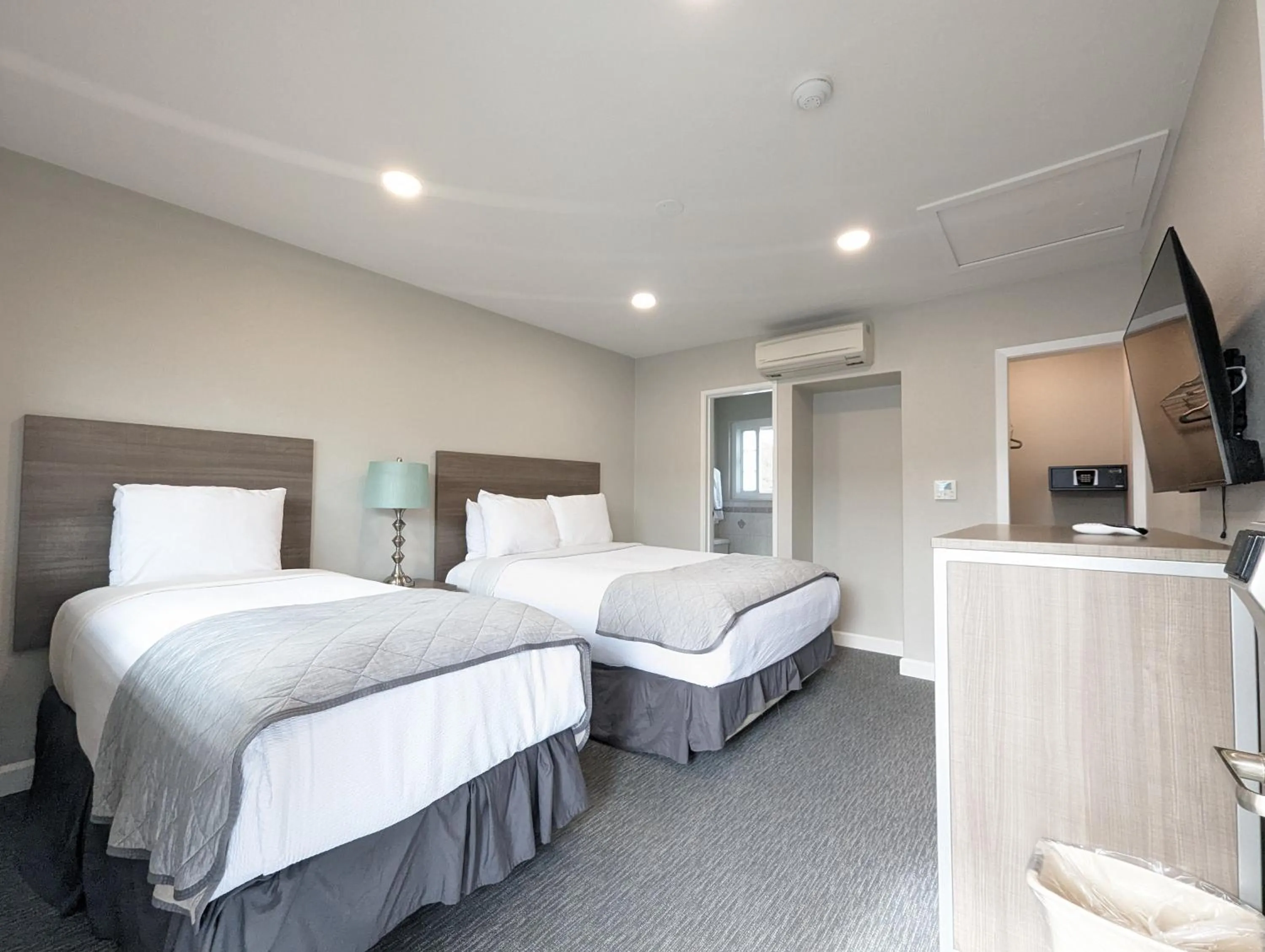 Bed in Ocean Park Inn