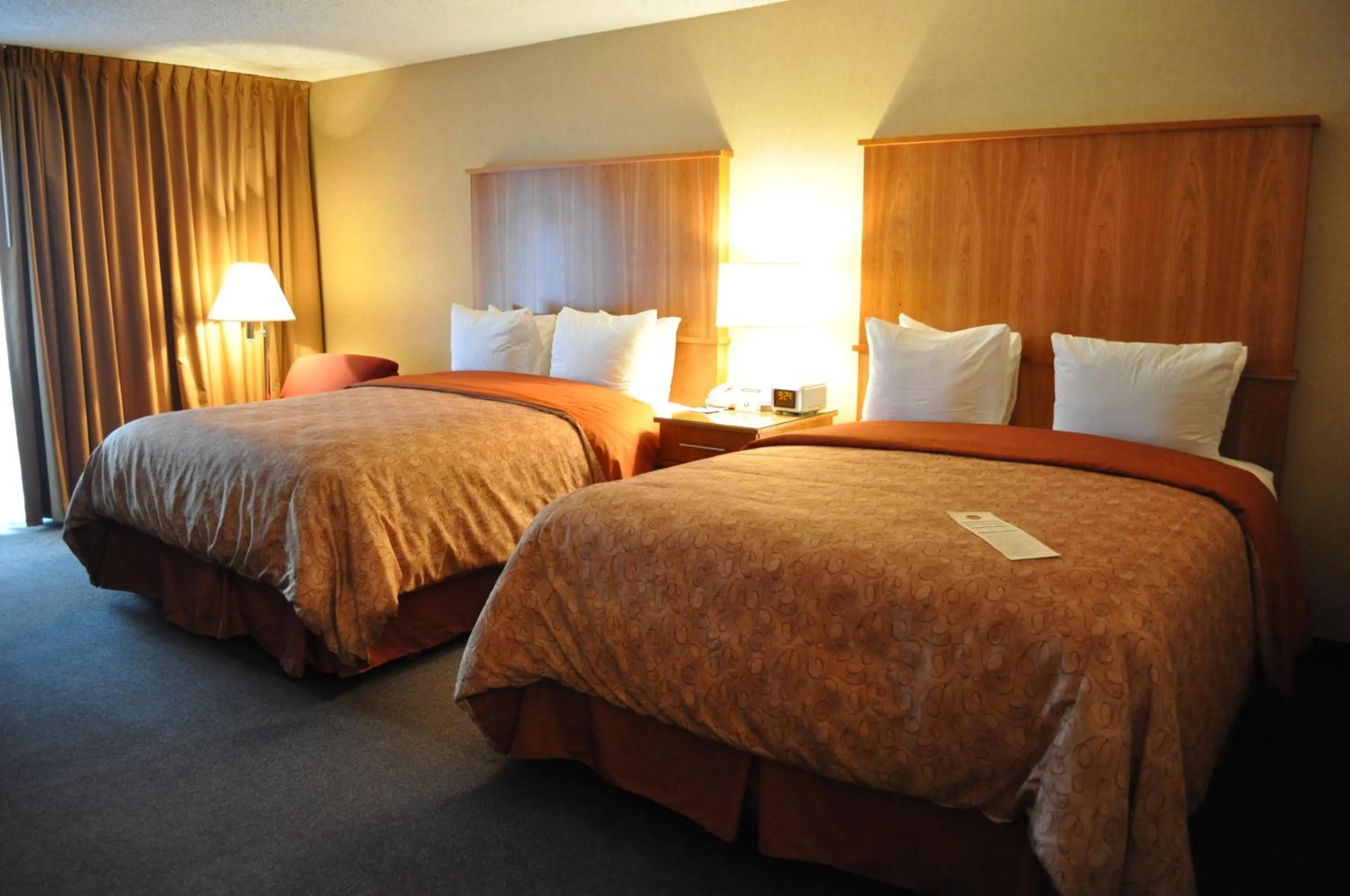 Bed in Mirabeau Park Hotel