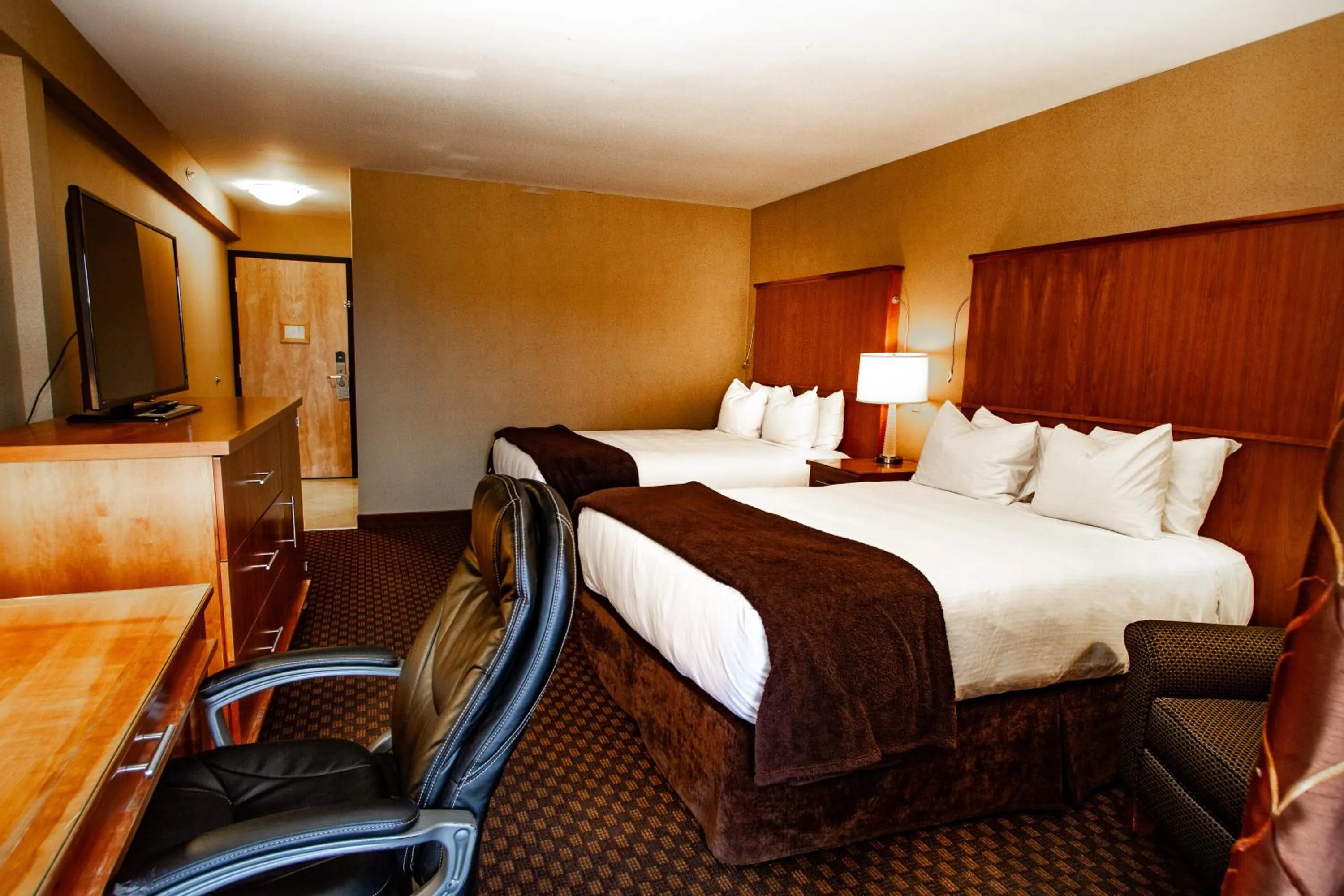 Photo of the whole room, Bed in Mirabeau Park Hotel
