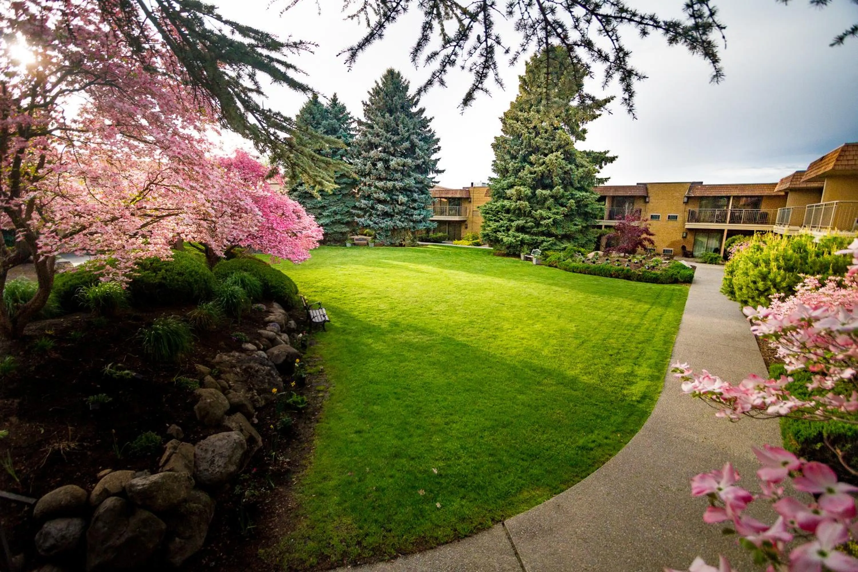 Spring in Mirabeau Park Hotel