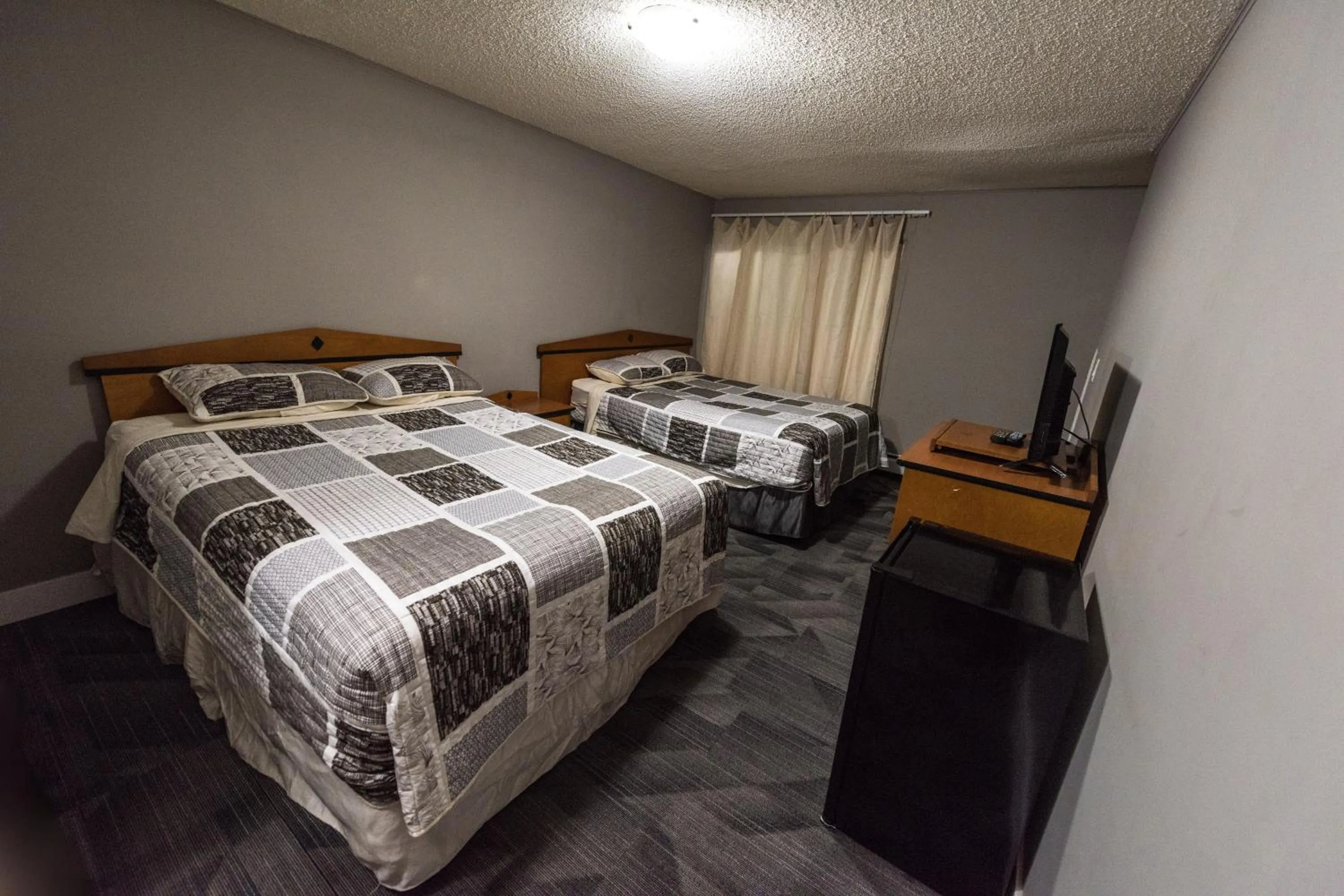 Photo of the whole room, Bed in Olympia Lodge