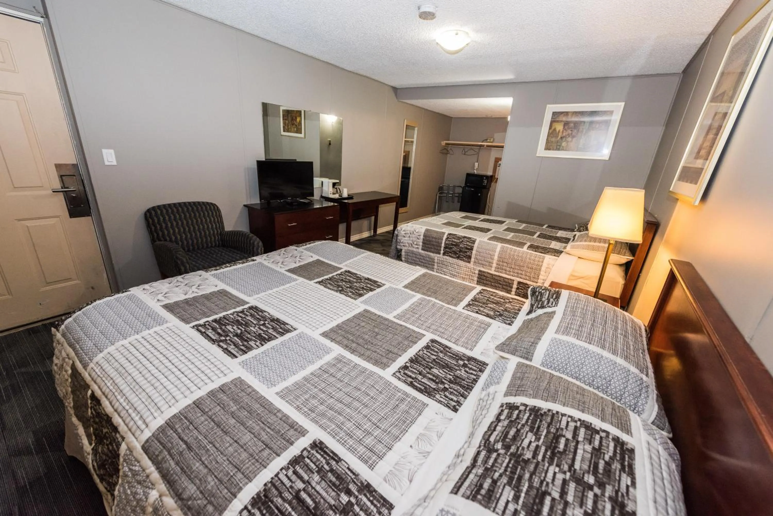 Photo of the whole room, Bed in Olympia Lodge