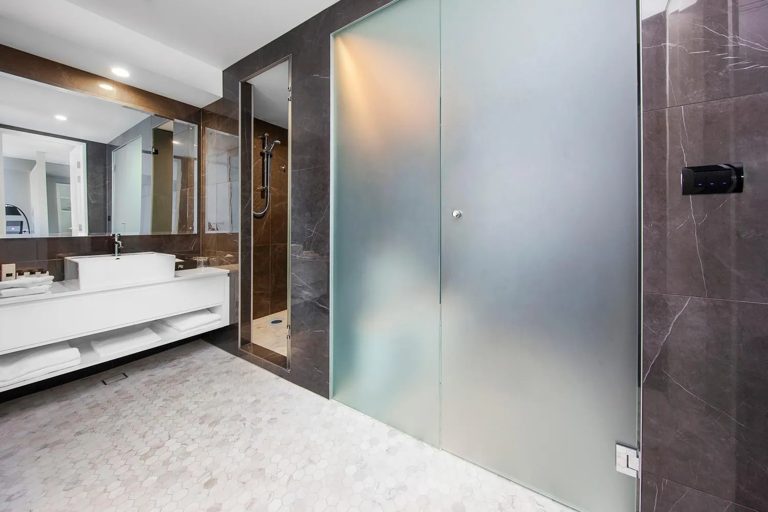 Bathroom, Bed in Canberra Rex Hotel