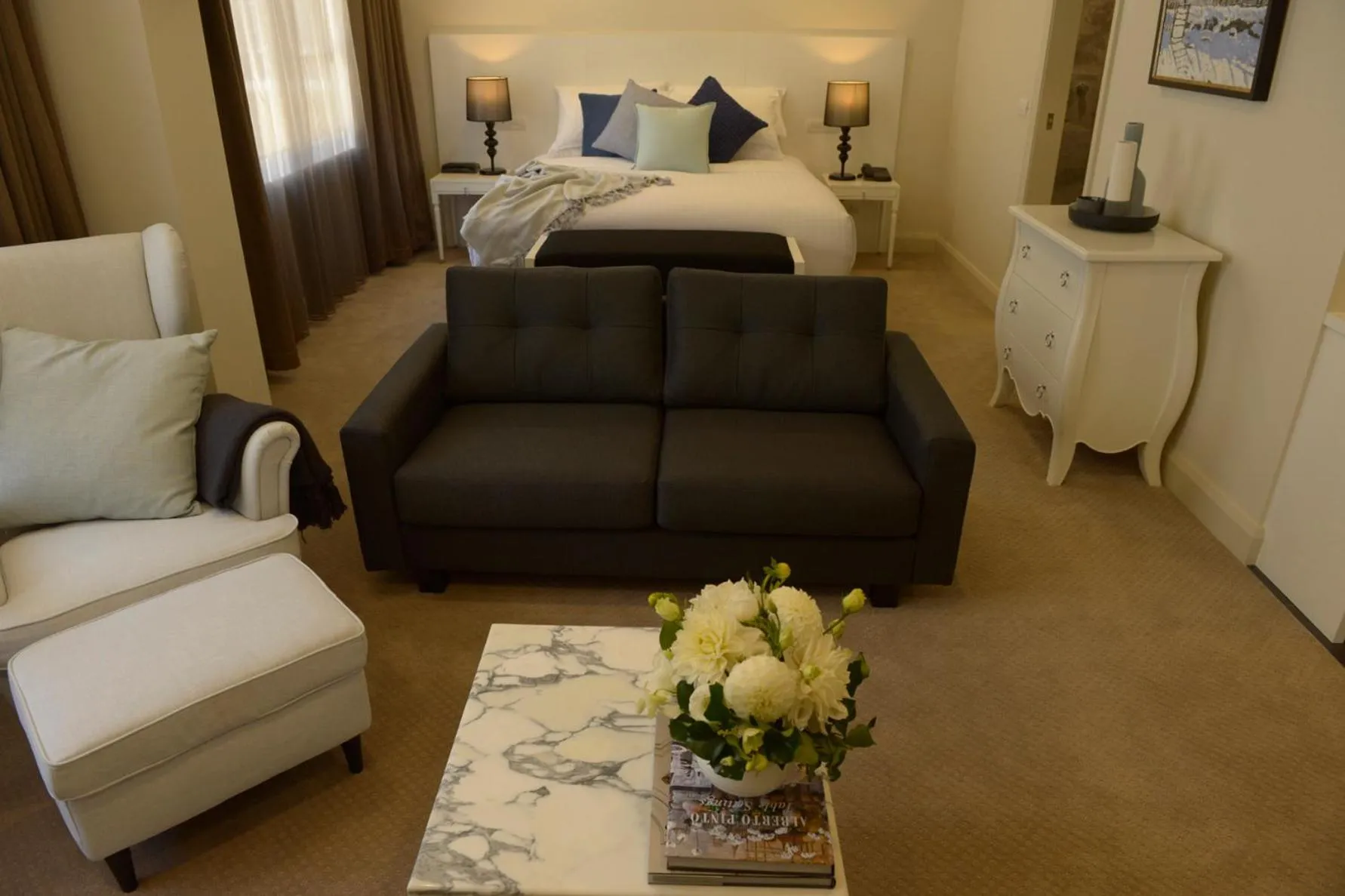 Photo of the whole room, Bed in Canberra Rex Hotel