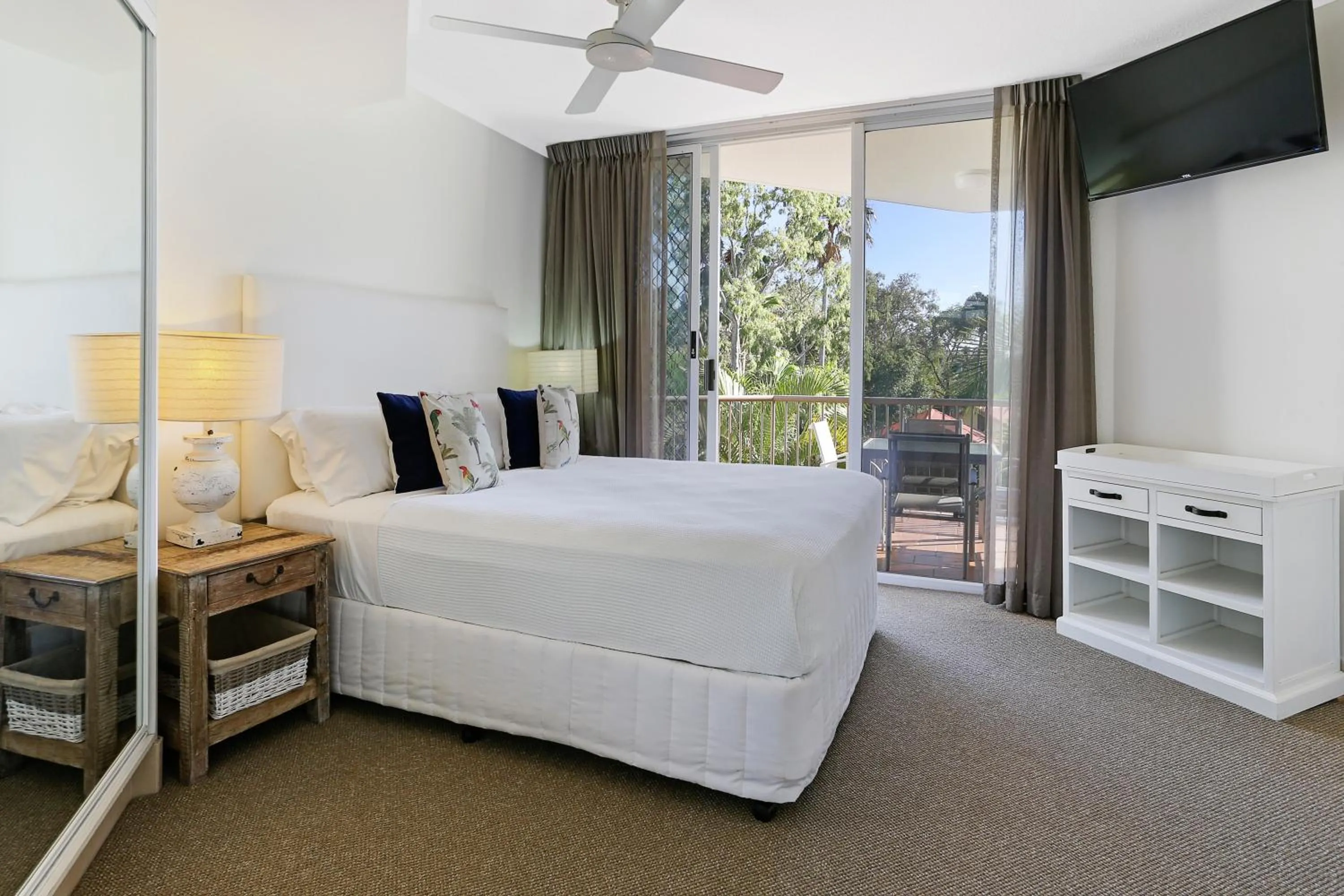 Bedroom, Bed in Noosa Tropicana