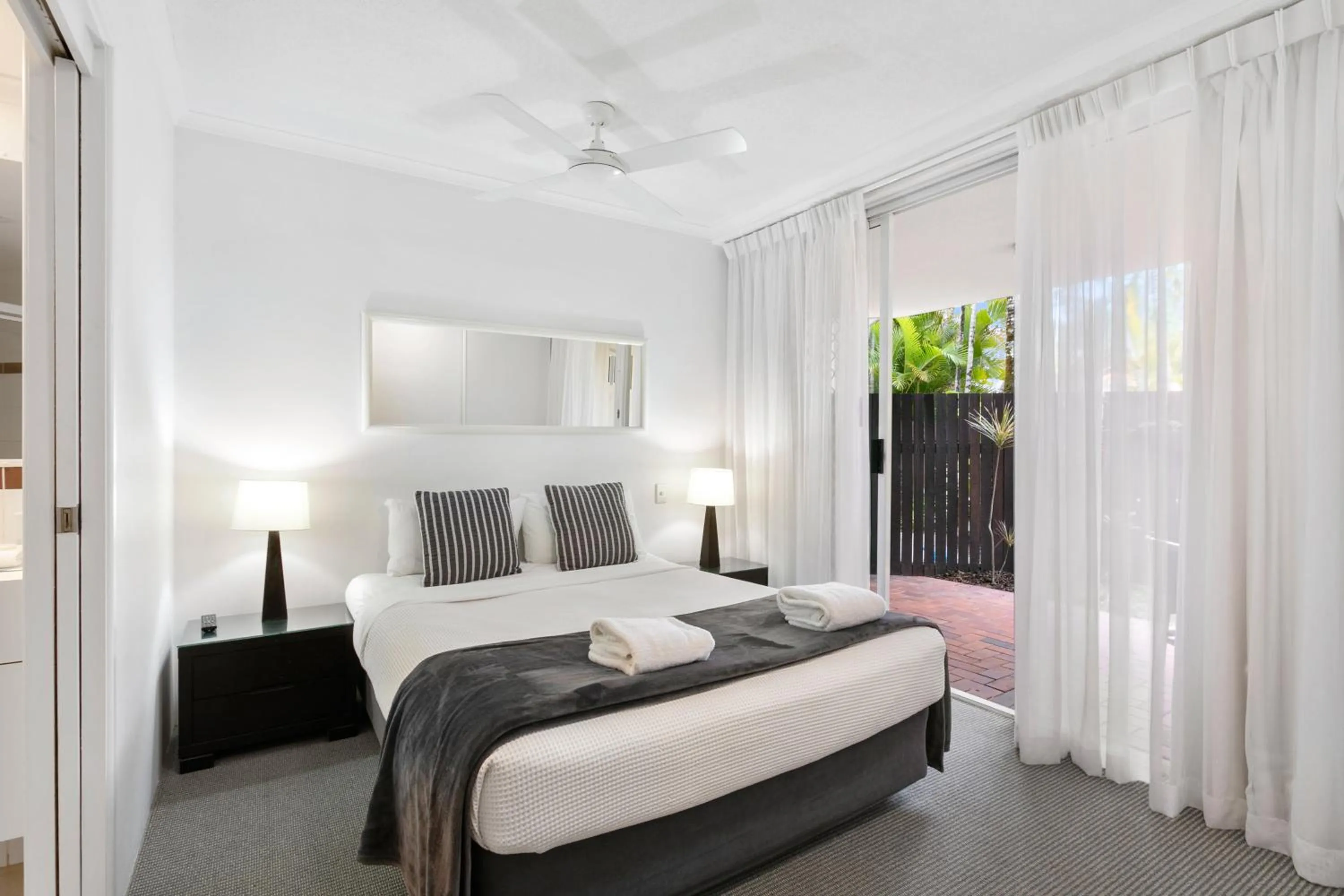 Bedroom, Bed in Noosa Tropicana