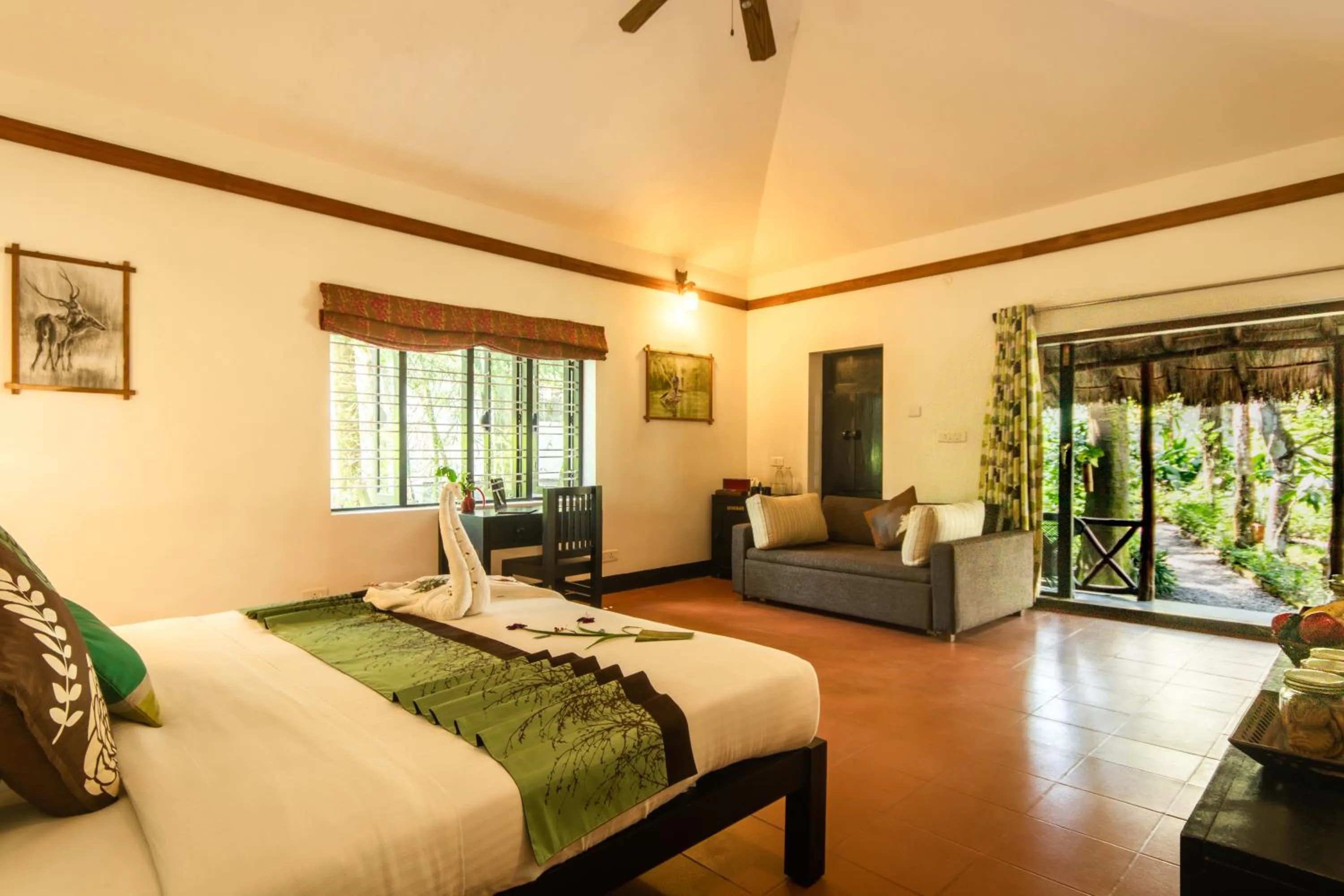 Facade/entrance, Bed in Amritara Shalimar Spice Garden Resort & Spa