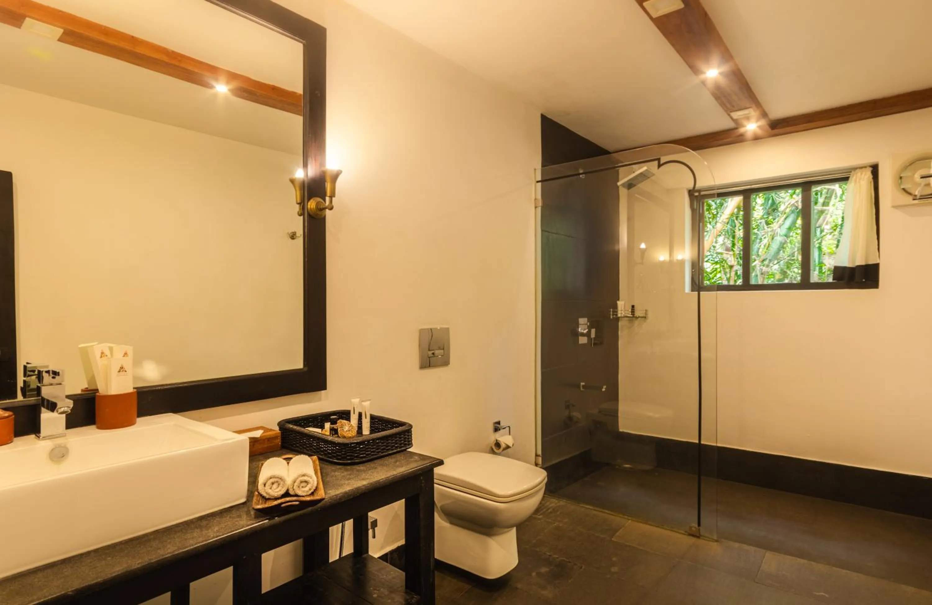 Shower in Amritara Shalimar Spice Garden Resort & Spa