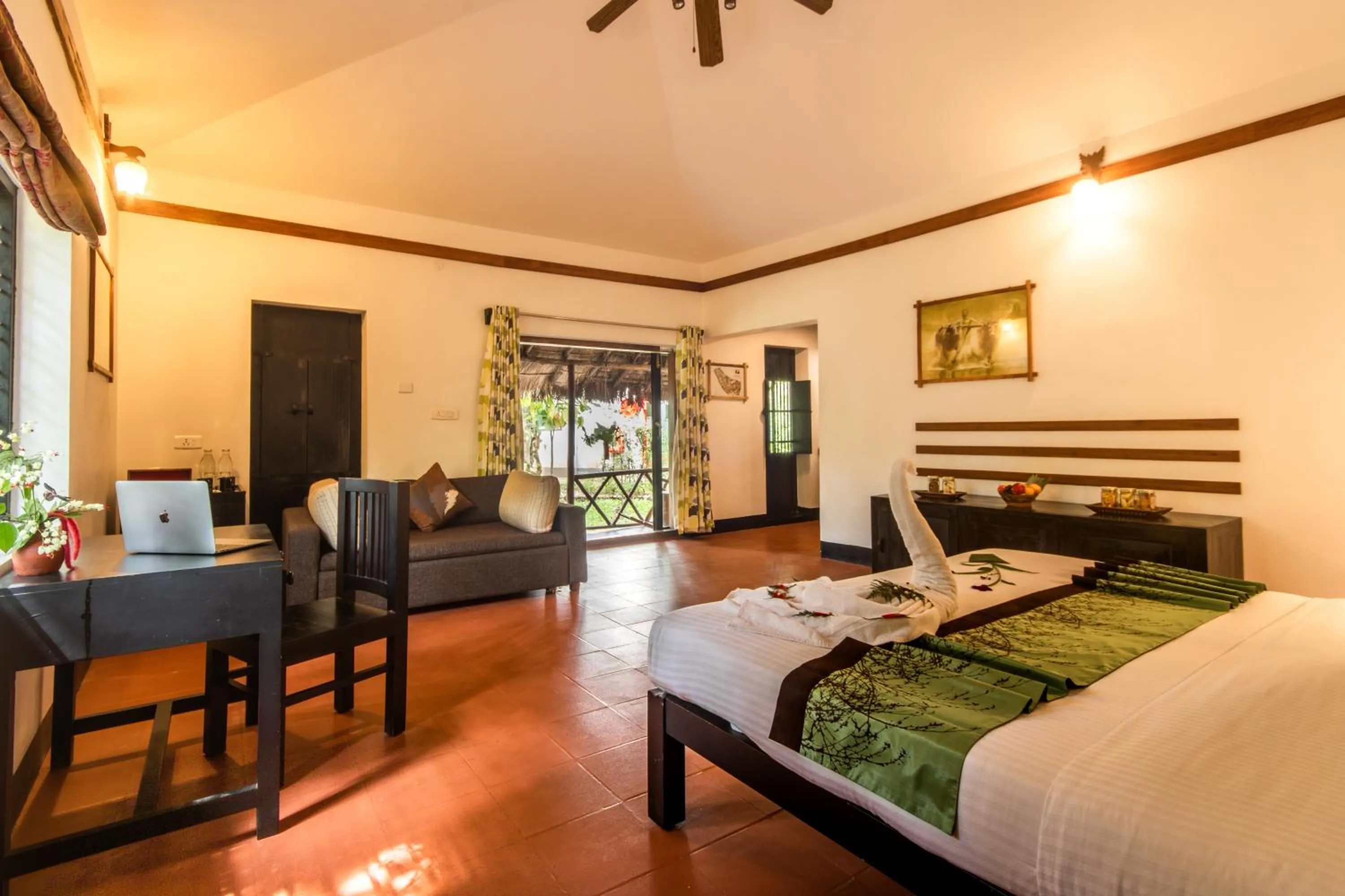 Bed in Amritara Shalimar Spice Garden Resort & Spa