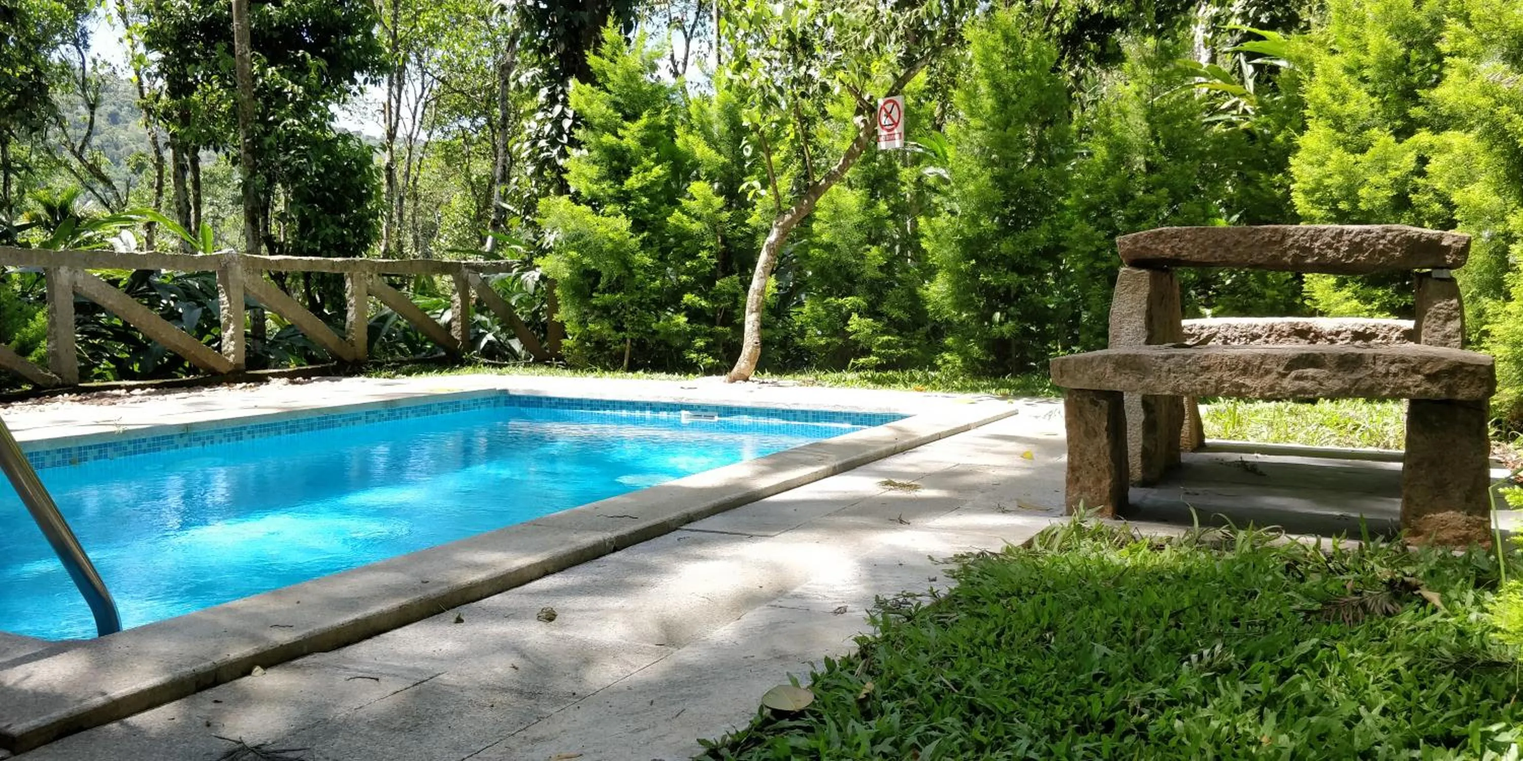 Swimming pool in Amritara Shalimar Spice Garden Resort & Spa
