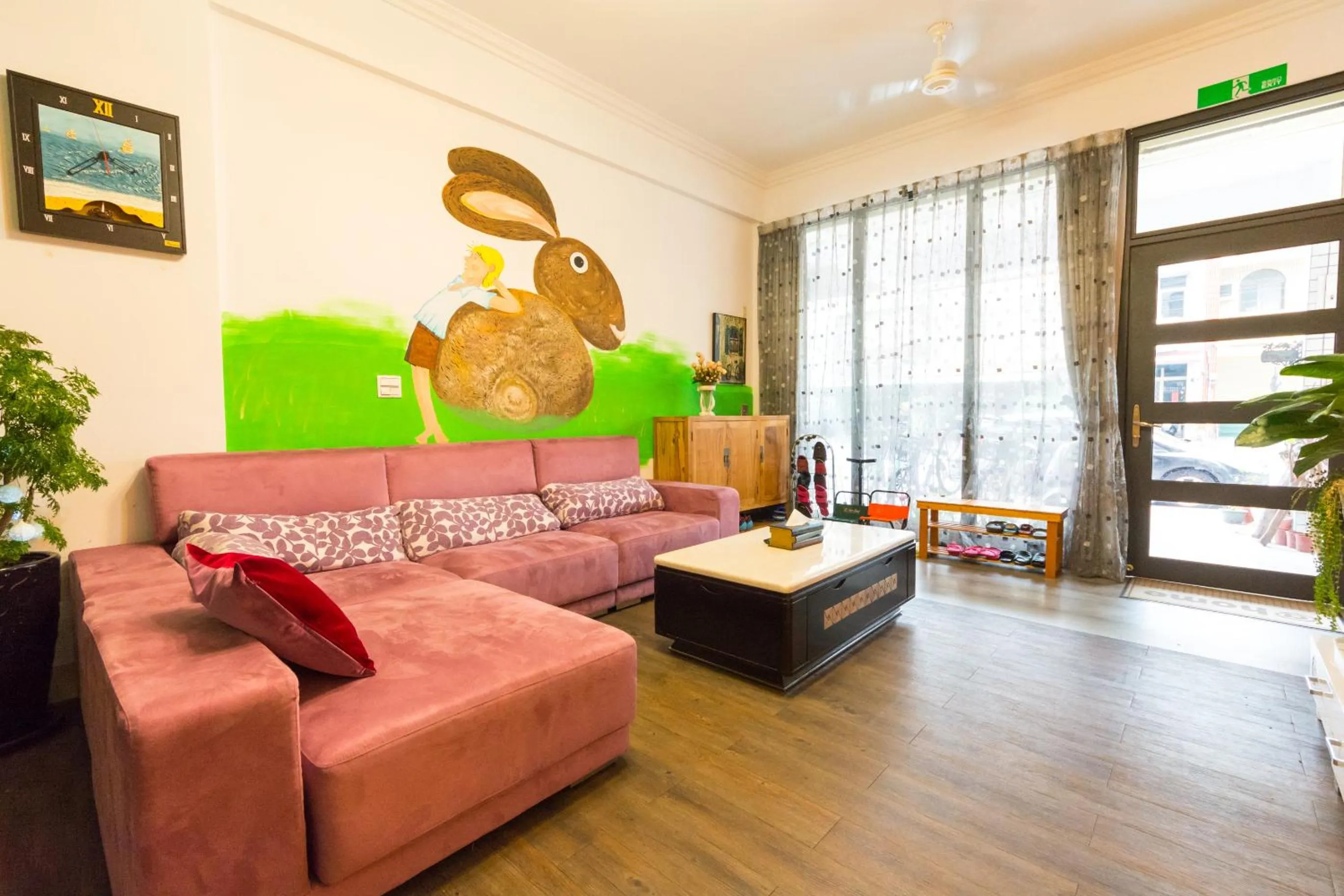 Communal lounge/ TV room in E-Phone Homestay