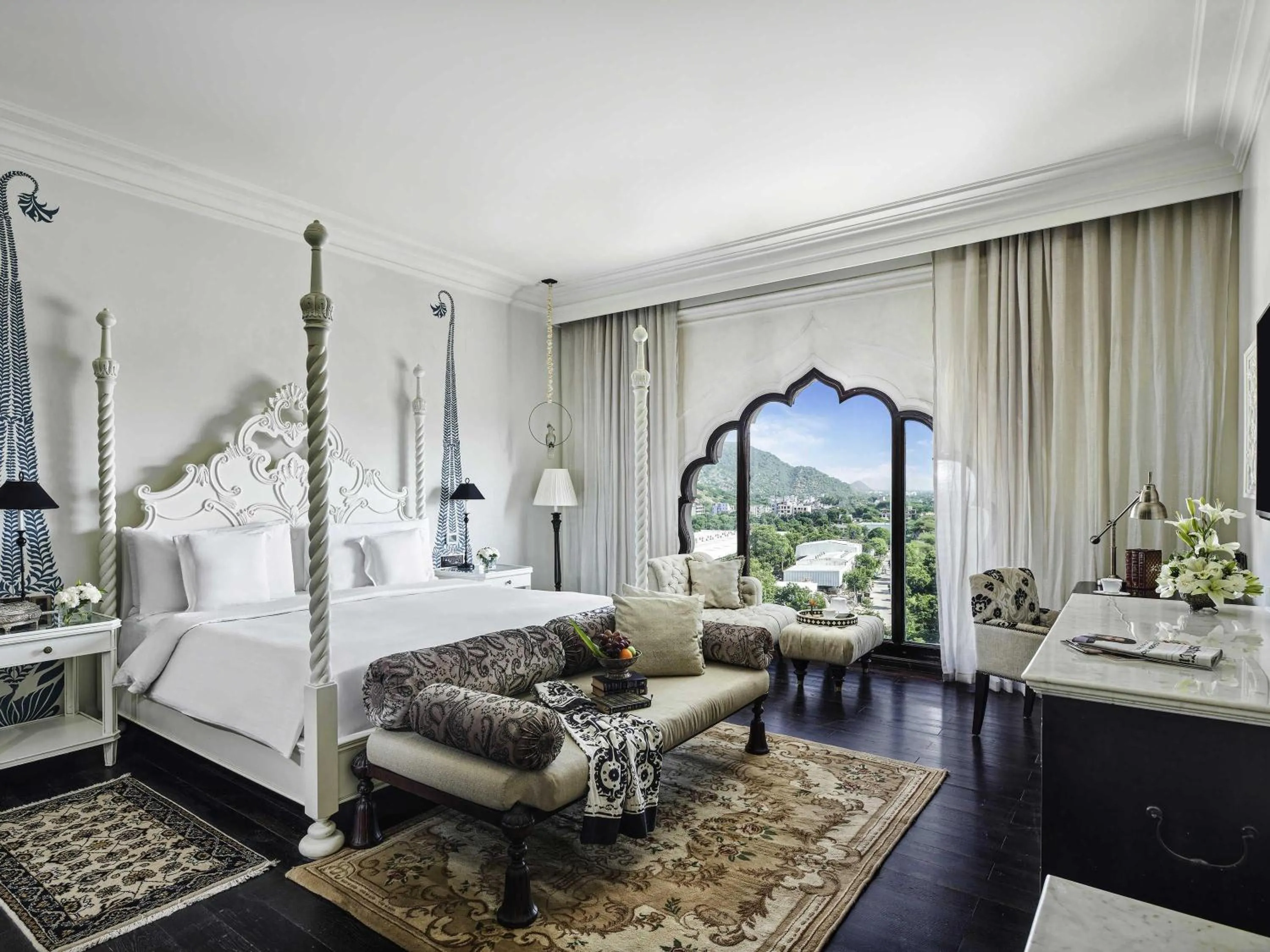 Bedroom, Bed in Fairmont Jaipur