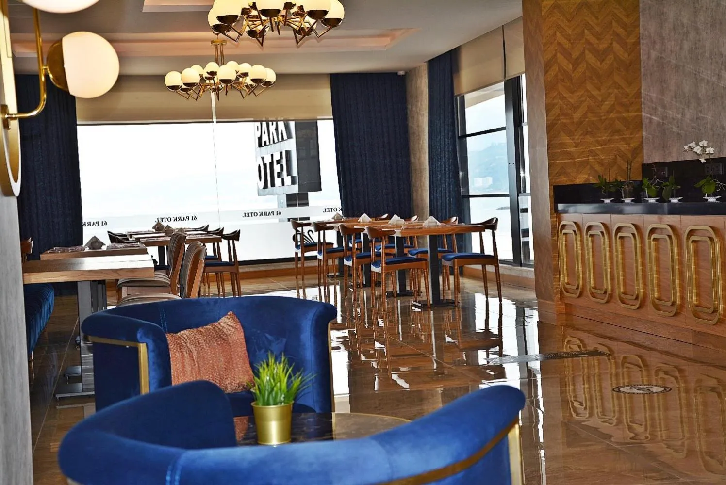 Restaurant/places to eat in 61 Park Hotel